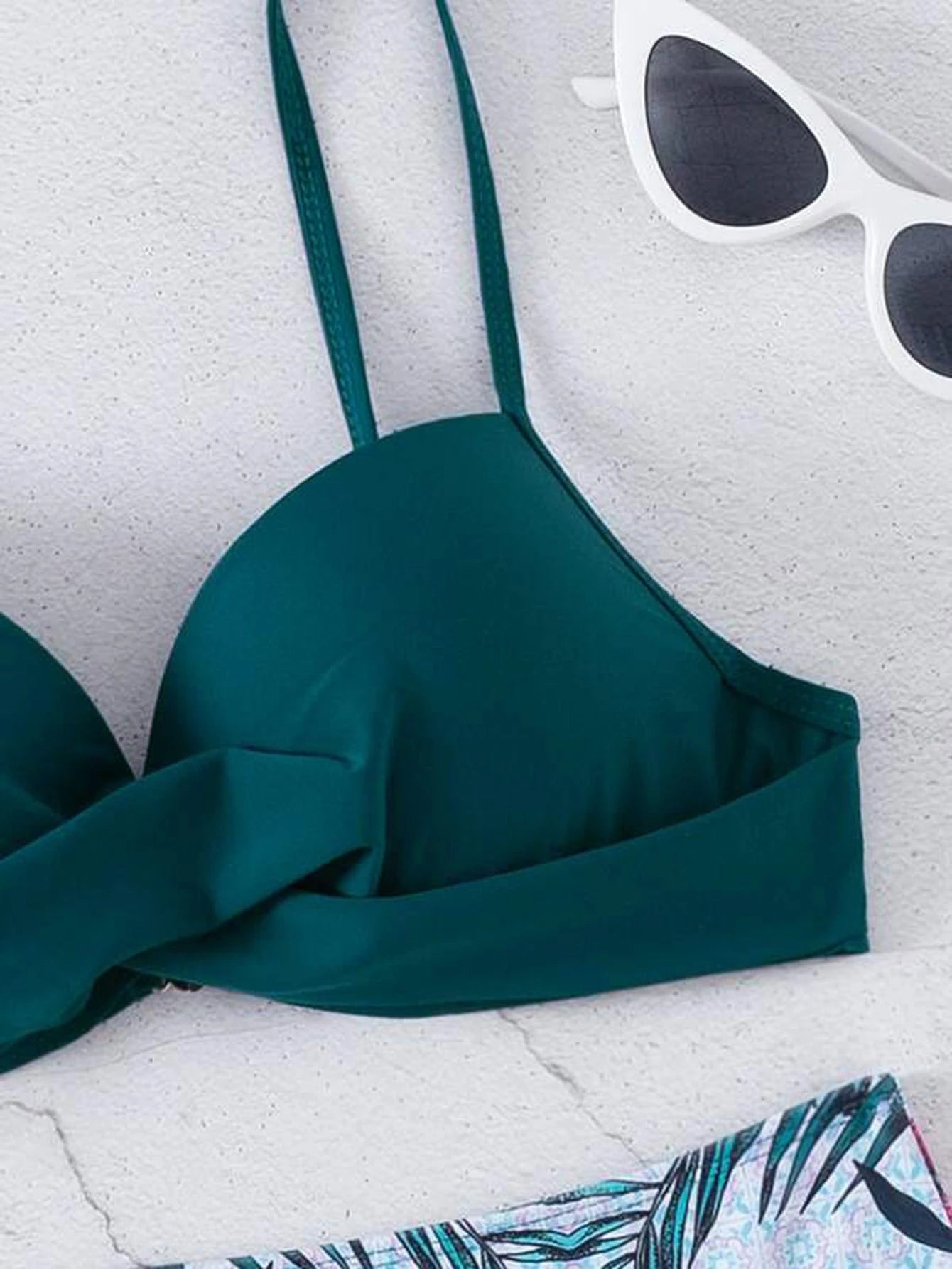 Conjunto de Maiô Bikini feminino para o verão com top sem alças cruzado à frente e Bottom de Maiô Bikini imprimido com plantas tropicais, roupa de banho, impressão aleatória