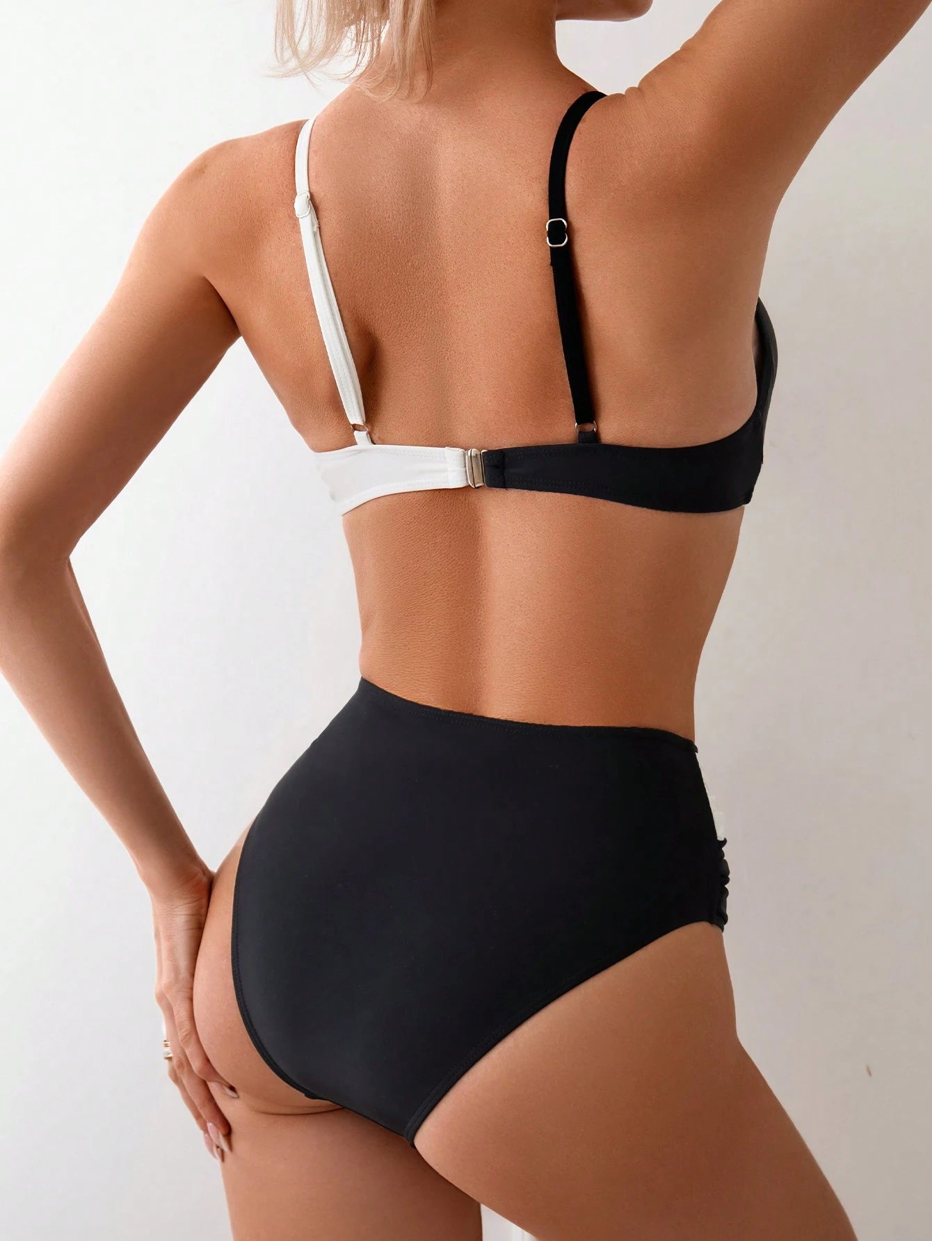 SHEIN Swim Conjunto de Bikini feminino com detalhe transversal em blocos de cores para o verão na praia