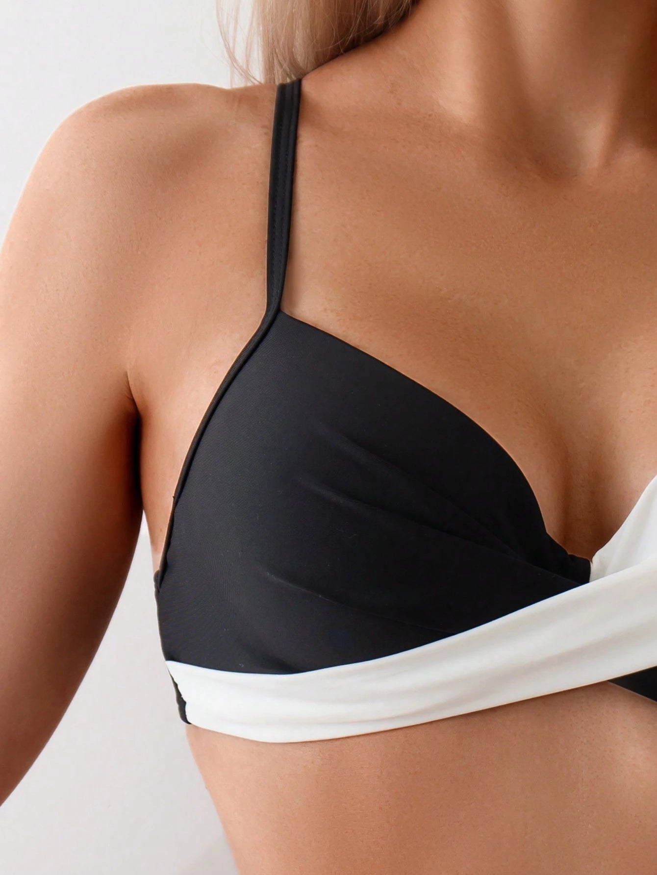 SHEIN Swim Conjunto de Bikini feminino com detalhe transversal em blocos de cores para o verão na praia