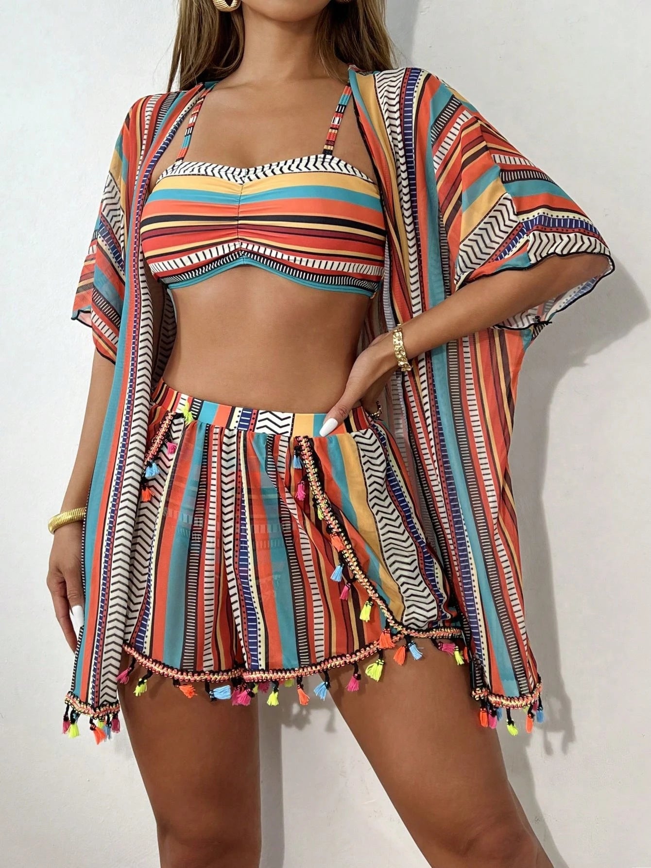 SHEIN Swim 4 Peças Conjunto de Maiô Bikini com Top Franzido de Estampa Geométrica, Parte de Baixo de Maiô Bikini de Padrão Geométrico, Cardigan Colorido com Franjas e Shorts Coloridos com Franjas, Carnaval de Verão