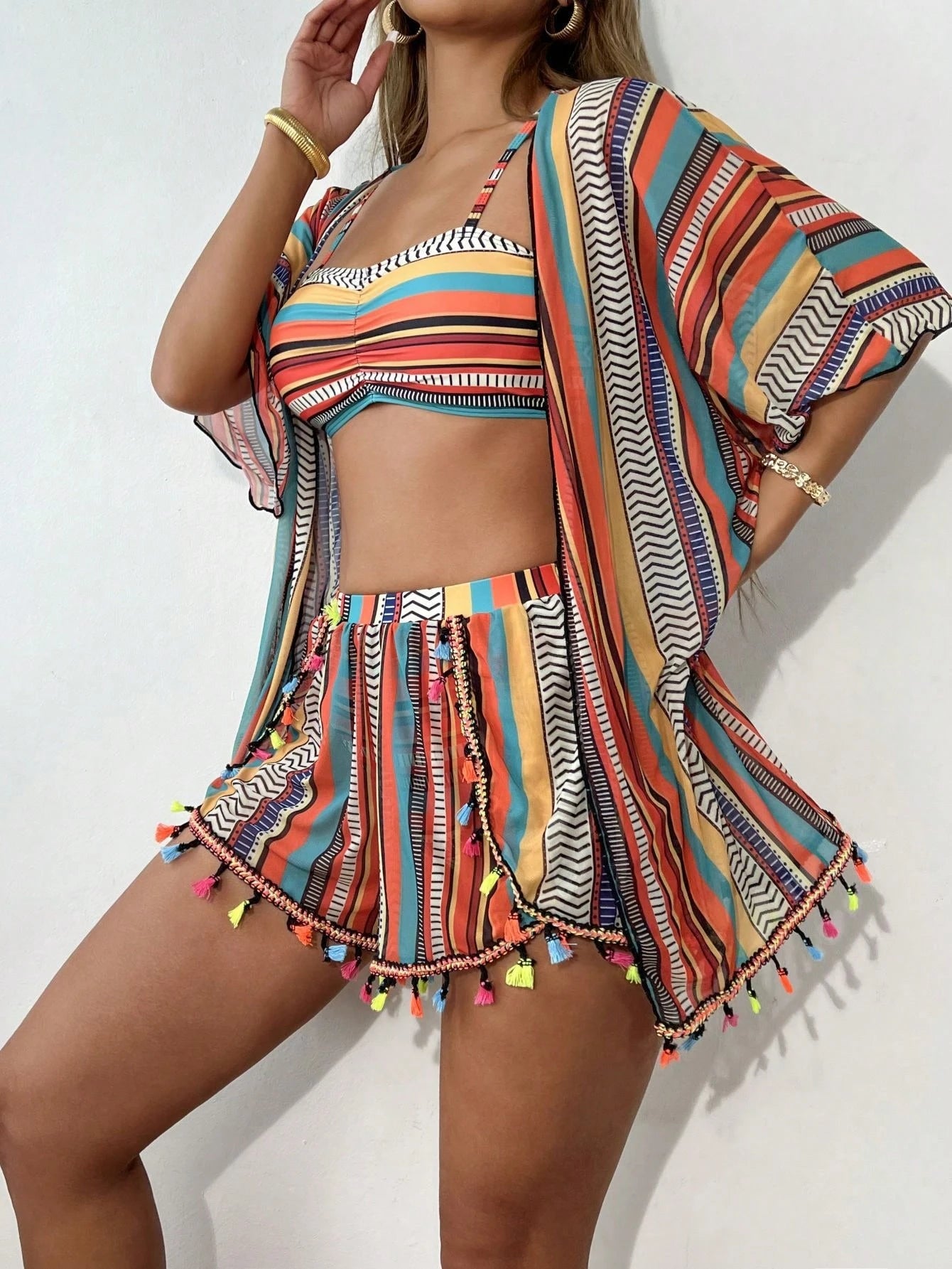 SHEIN Swim 4 Peças Conjunto de Maiô Bikini com Top Franzido de Estampa Geométrica, Parte de Baixo de Maiô Bikini de Padrão Geométrico, Cardigan Colorido com Franjas e Shorts Coloridos com Franjas, Carnaval de Verão