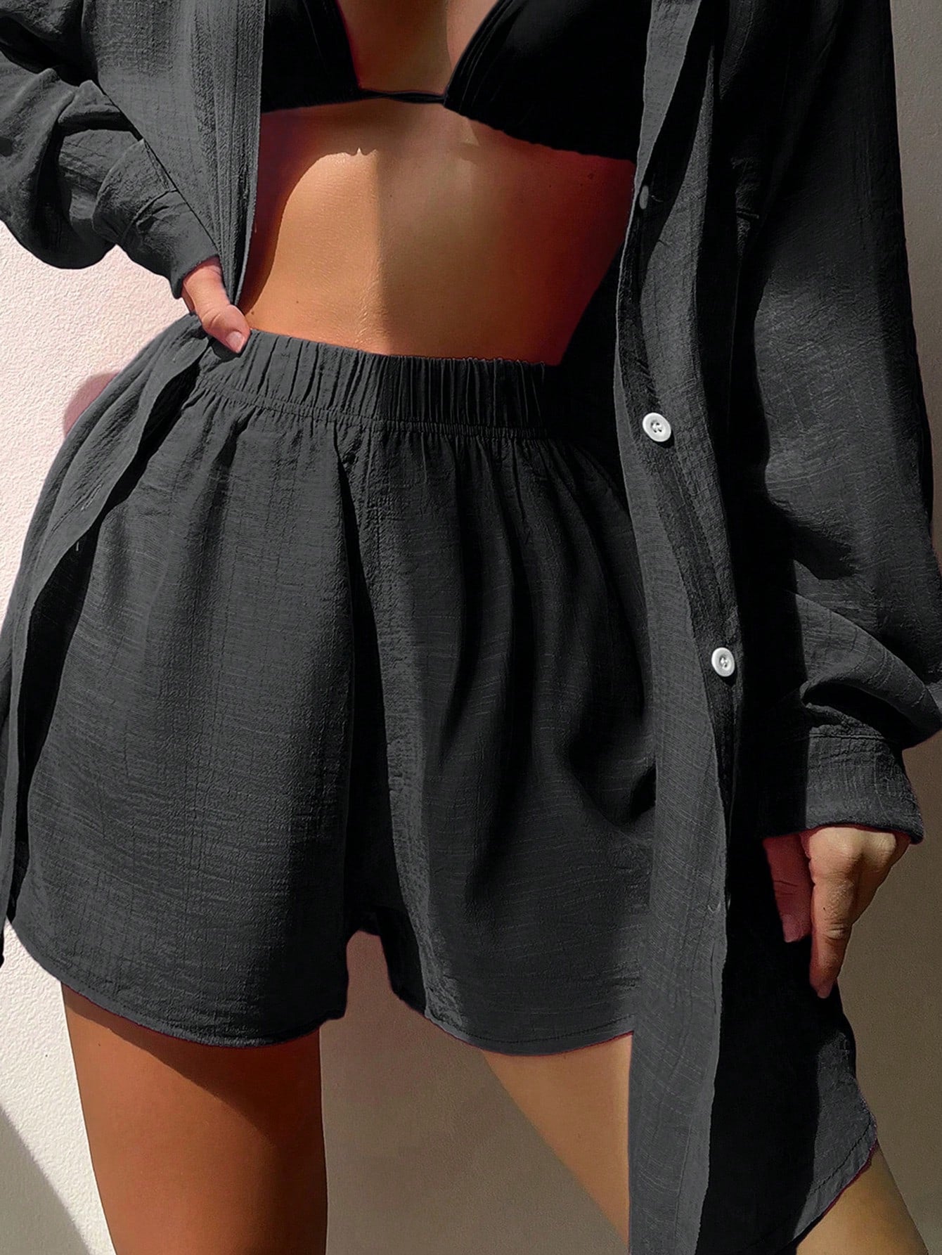 SHEIN Swim Conjunto de camisa de botão frontal com gola dobrável e shorts de cor sólida para cobrir a praia no verão