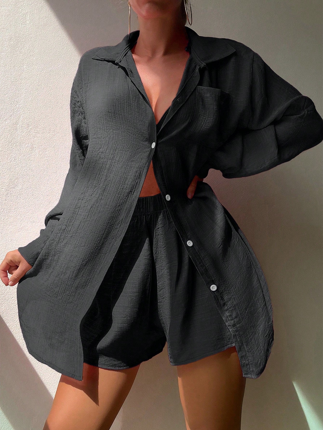SHEIN Swim Conjunto de camisa de botão frontal com gola dobrável e shorts de cor sólida para cobrir a praia no verão