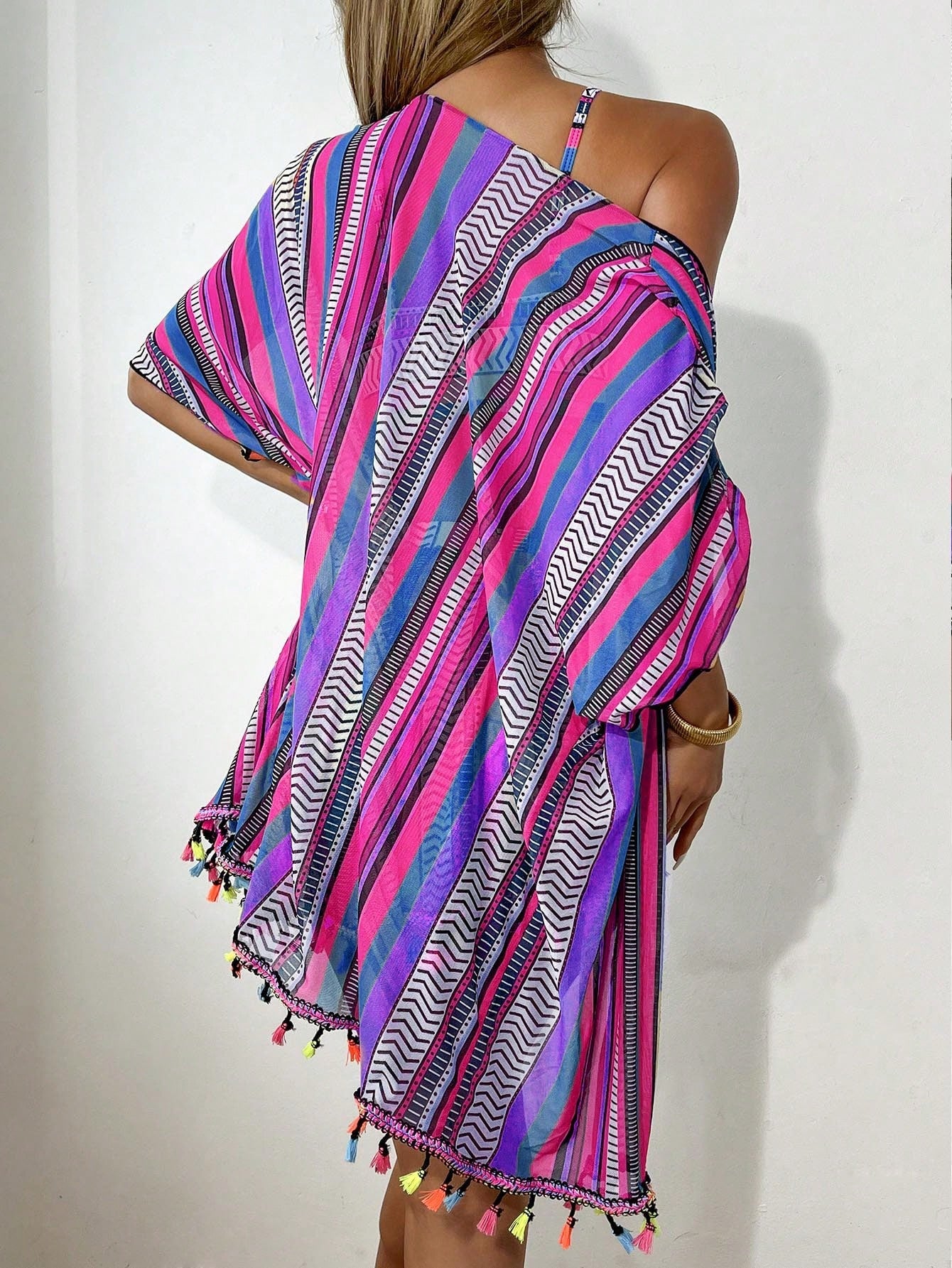 SHEIN Swim 4 Peças Conjunto de Maiô Bikini com Top Franzido de Estampa Geométrica, Parte de Baixo de Maiô Bikini de Padrão Geométrico, Cardigan Colorido com Franjas e Shorts Coloridos com Franjas, Carnaval de Verão