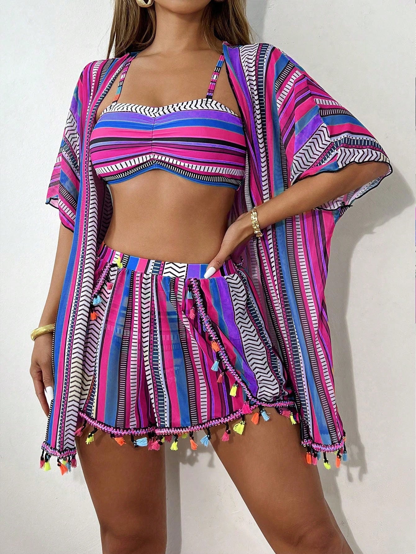 SHEIN Swim 4 Peças Conjunto de Maiô Bikini com Top Franzido de Estampa Geométrica, Parte de Baixo de Maiô Bikini de Padrão Geométrico, Cardigan Colorido com Franjas e Shorts Coloridos com Franjas, Carnaval de Verão