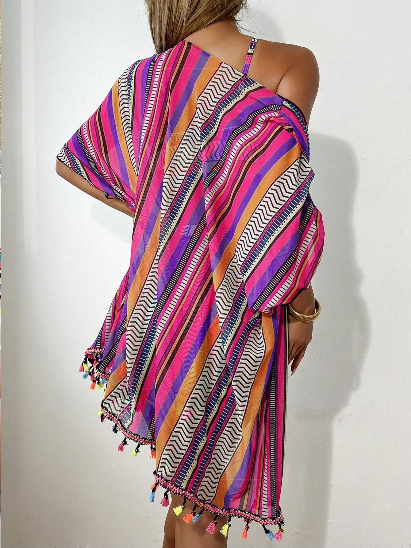 SHEIN Swim 4 Peças Conjunto de Maiô Bikini com Top Franzido de Estampa Geométrica, Parte de Baixo de Maiô Bikini de Padrão Geométrico, Cardigan Colorido com Franjas e Shorts Coloridos com Franjas, Carnaval de Verão