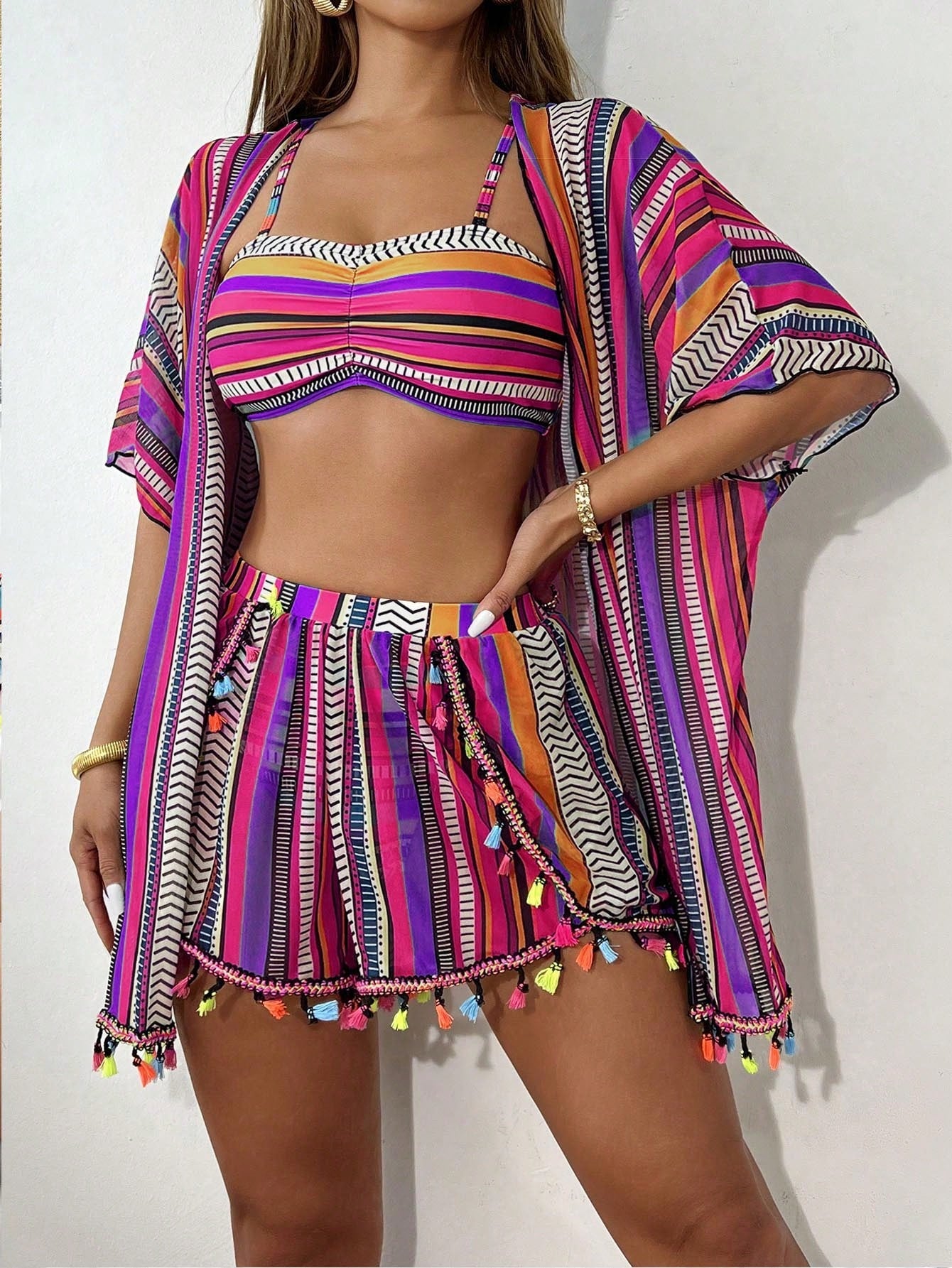 SHEIN Swim 4 Peças Conjunto de Maiô Bikini com Top Franzido de Estampa Geométrica, Parte de Baixo de Maiô Bikini de Padrão Geométrico, Cardigan Colorido com Franjas e Shorts Coloridos com Franjas, Carnaval de Verão