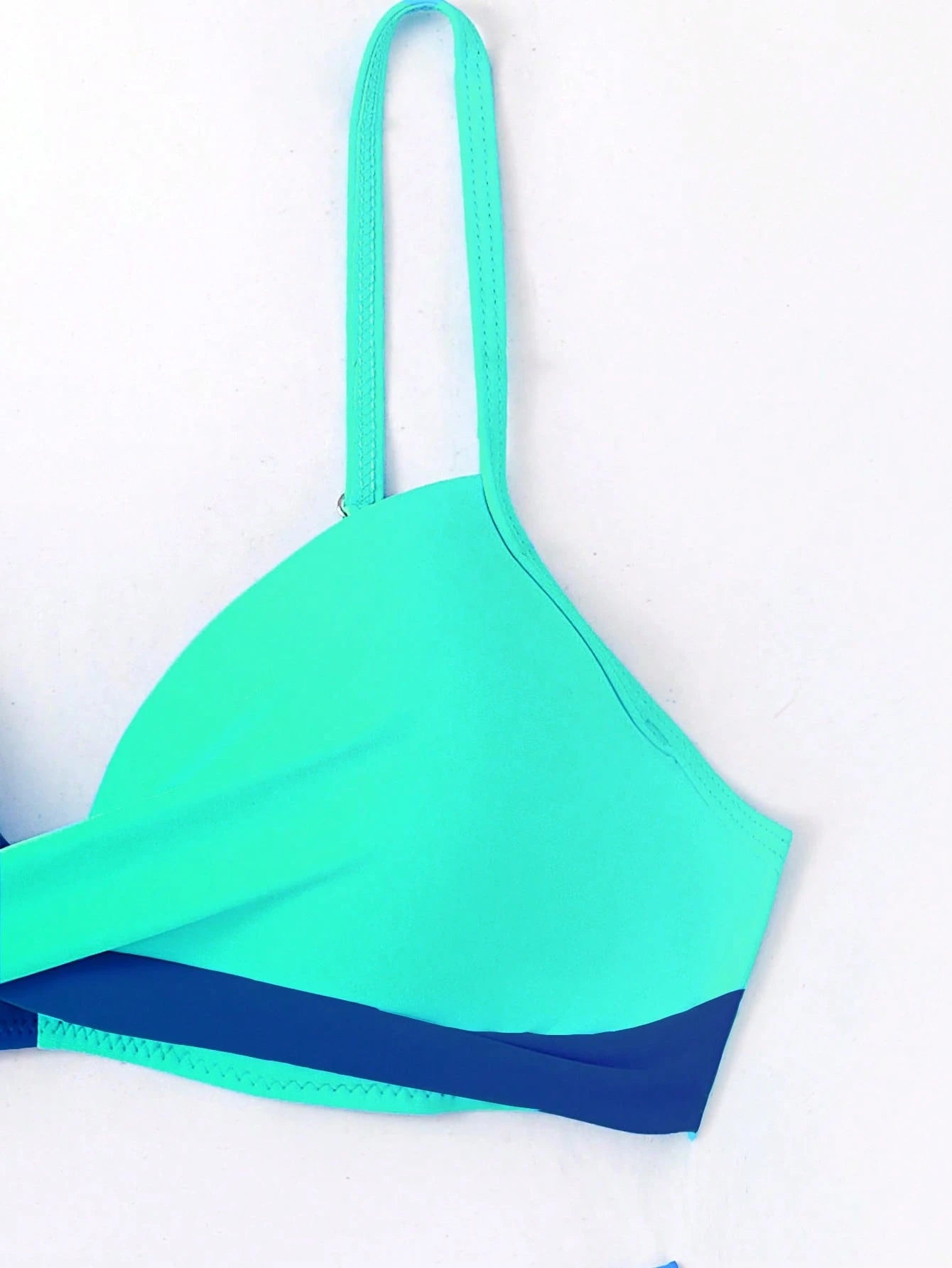 SHEIN Swim Conjunto de Bikini feminino com detalhe transversal em blocos de cores para o verão na praia