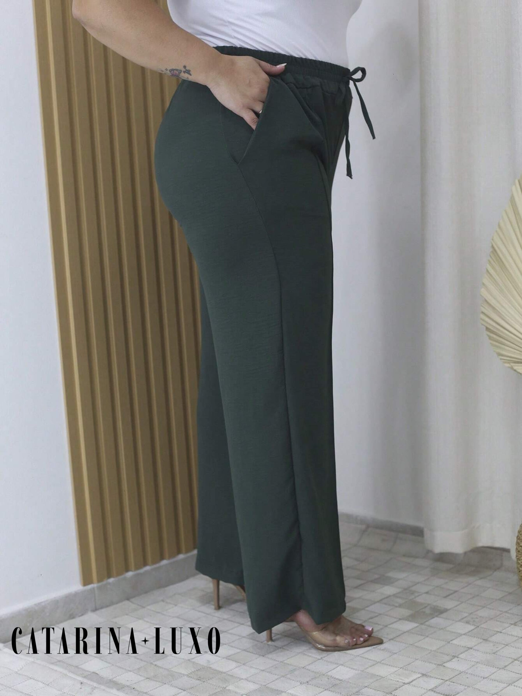 Calça Pantalona Com Detalhe De Amarração Plus Size Luciana