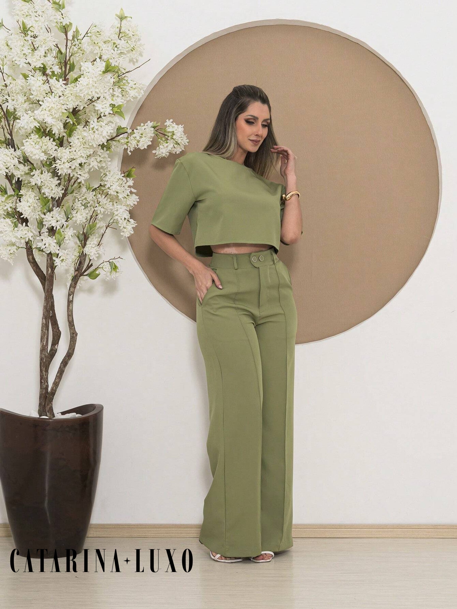 Conjunto Cropped Manga Curta E Calça Pantalona Regina Verde Oliva / P