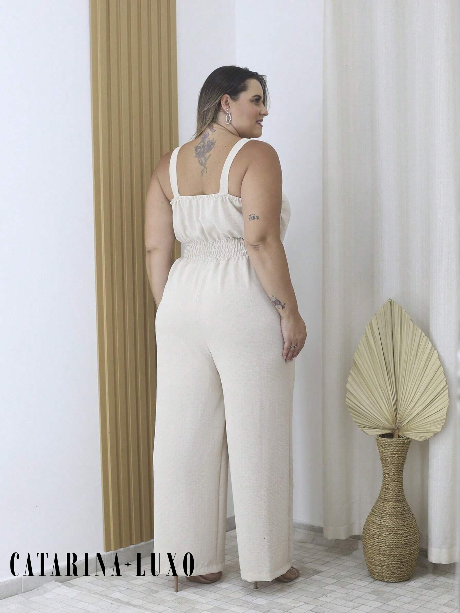 Macacão Pantalona Alça Grossa Com Botões Plus Size Mariane