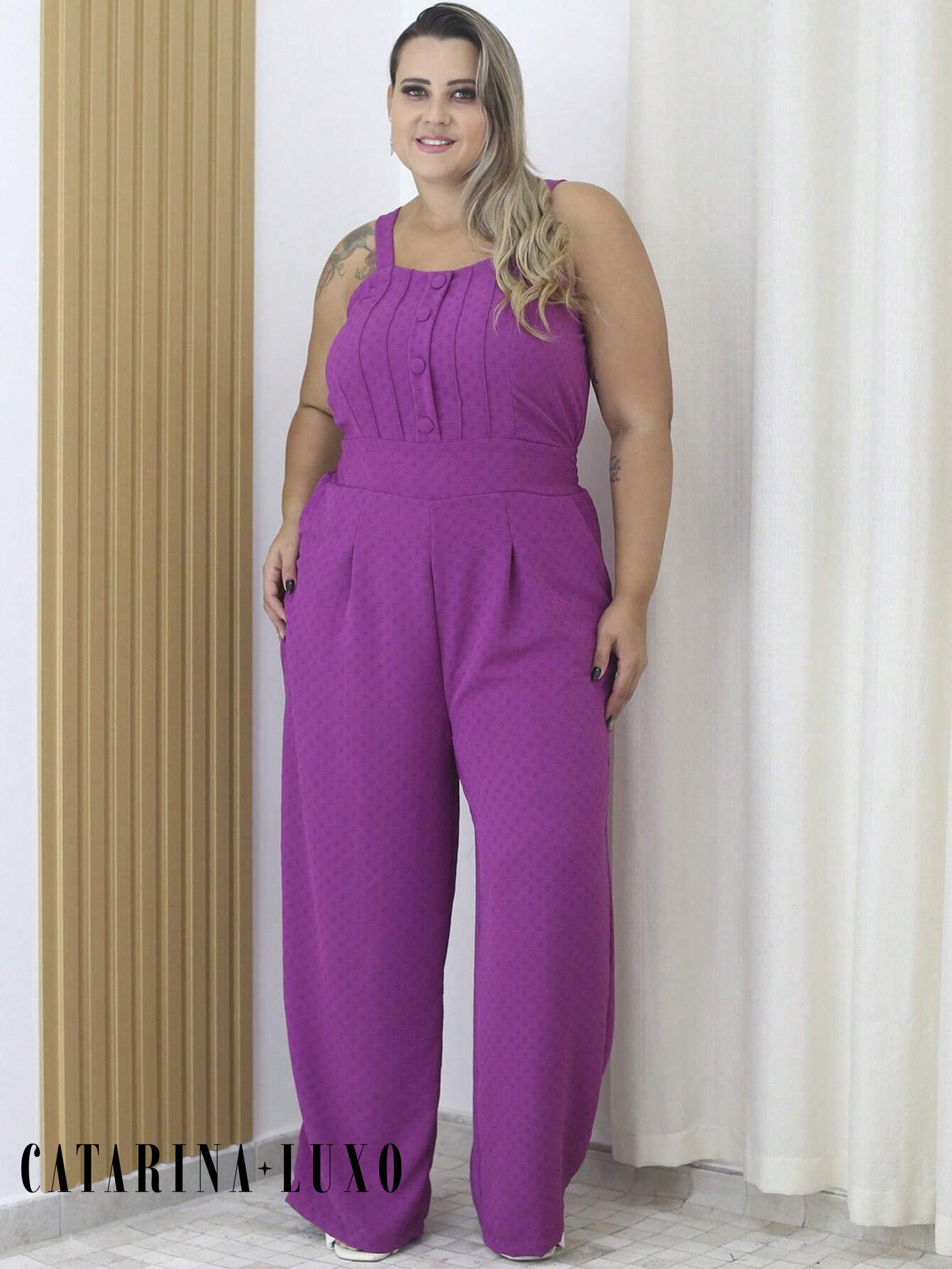 Macacão Pantalona Alça Grossa Com Botões Plus Size Mariane Roxo / G1
