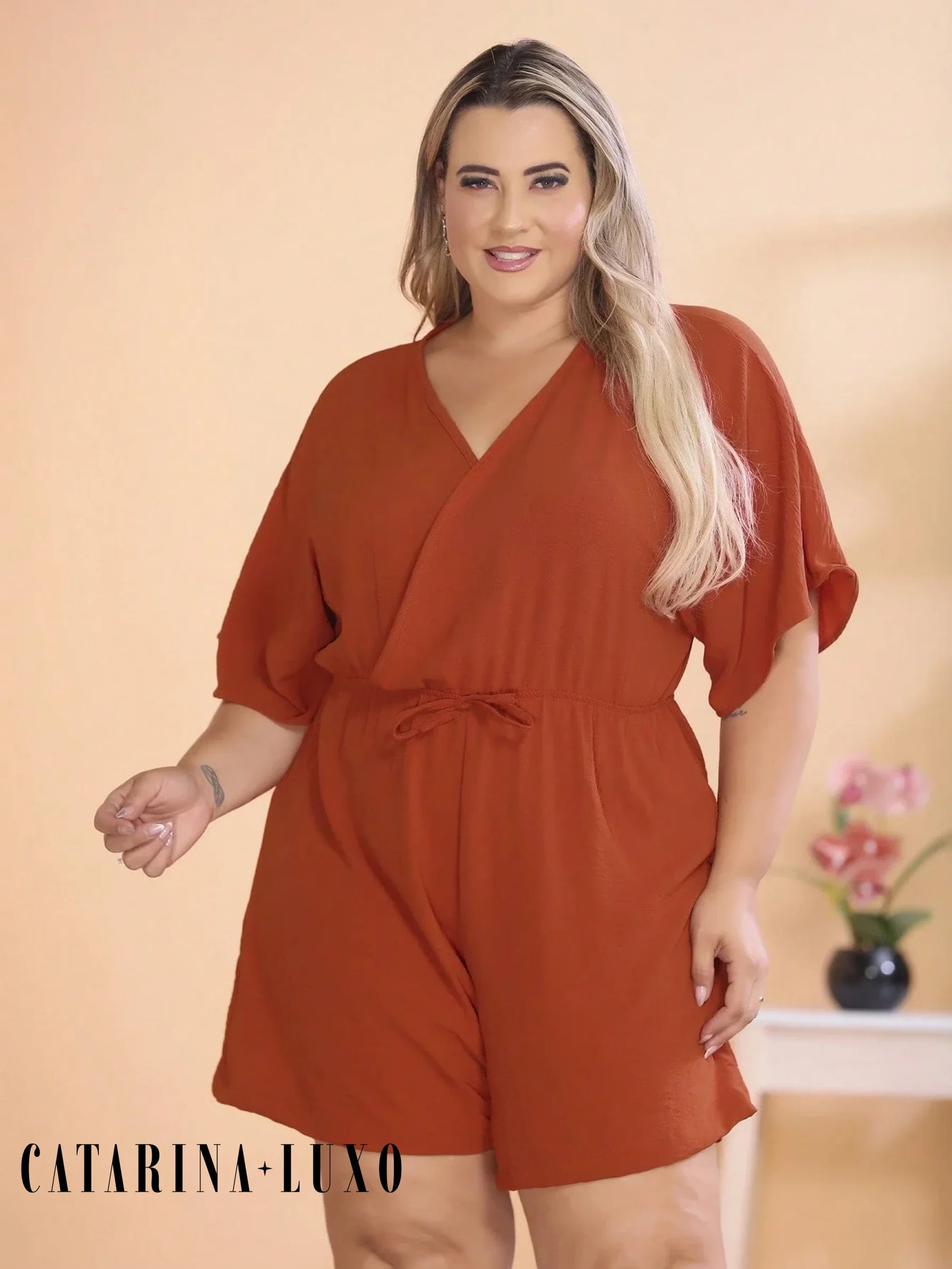 Macaquinho Gola V Profunda Com Manga Morcego Plus Size Tainara