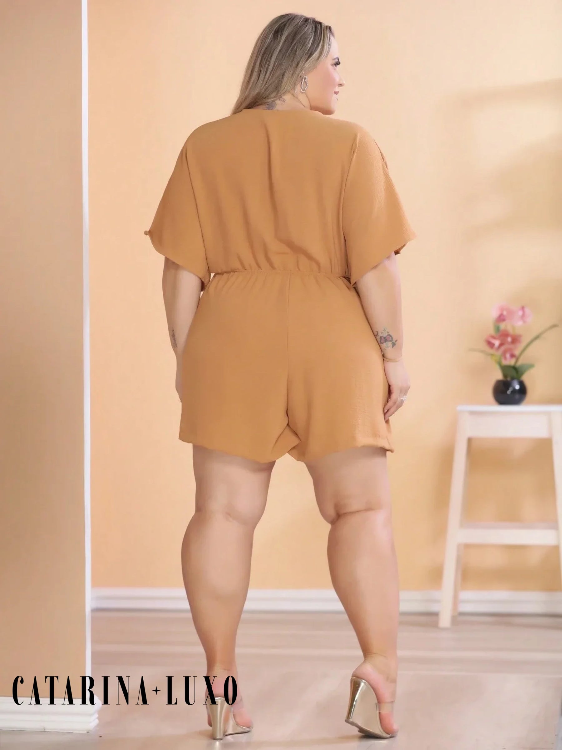 Macaquinho Gola V Profunda Com Manga Morcego Plus Size Tainara