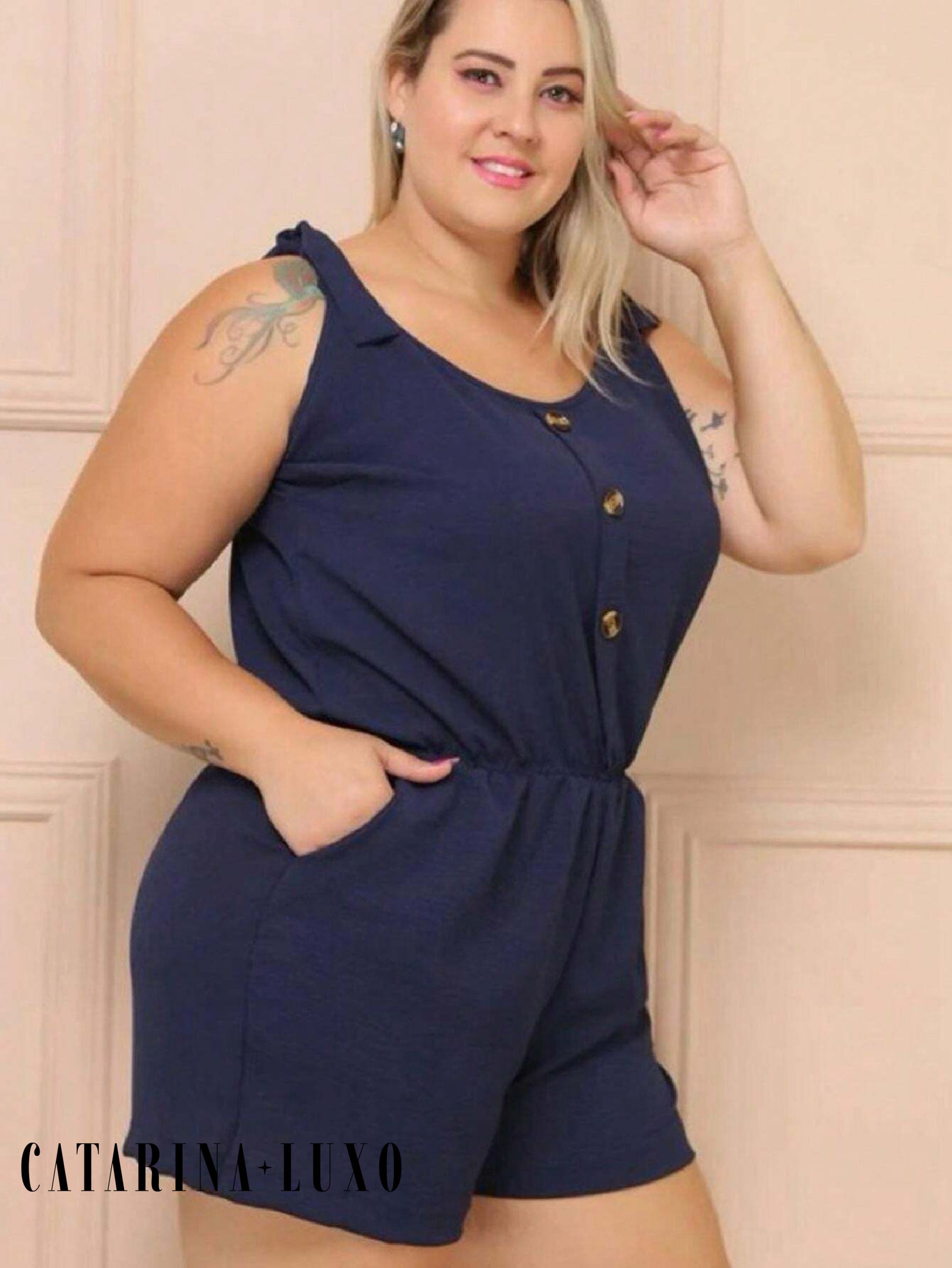 Macaquinho Sem Manga Detalhe Amarração Com Botões Plus Size Jéssica