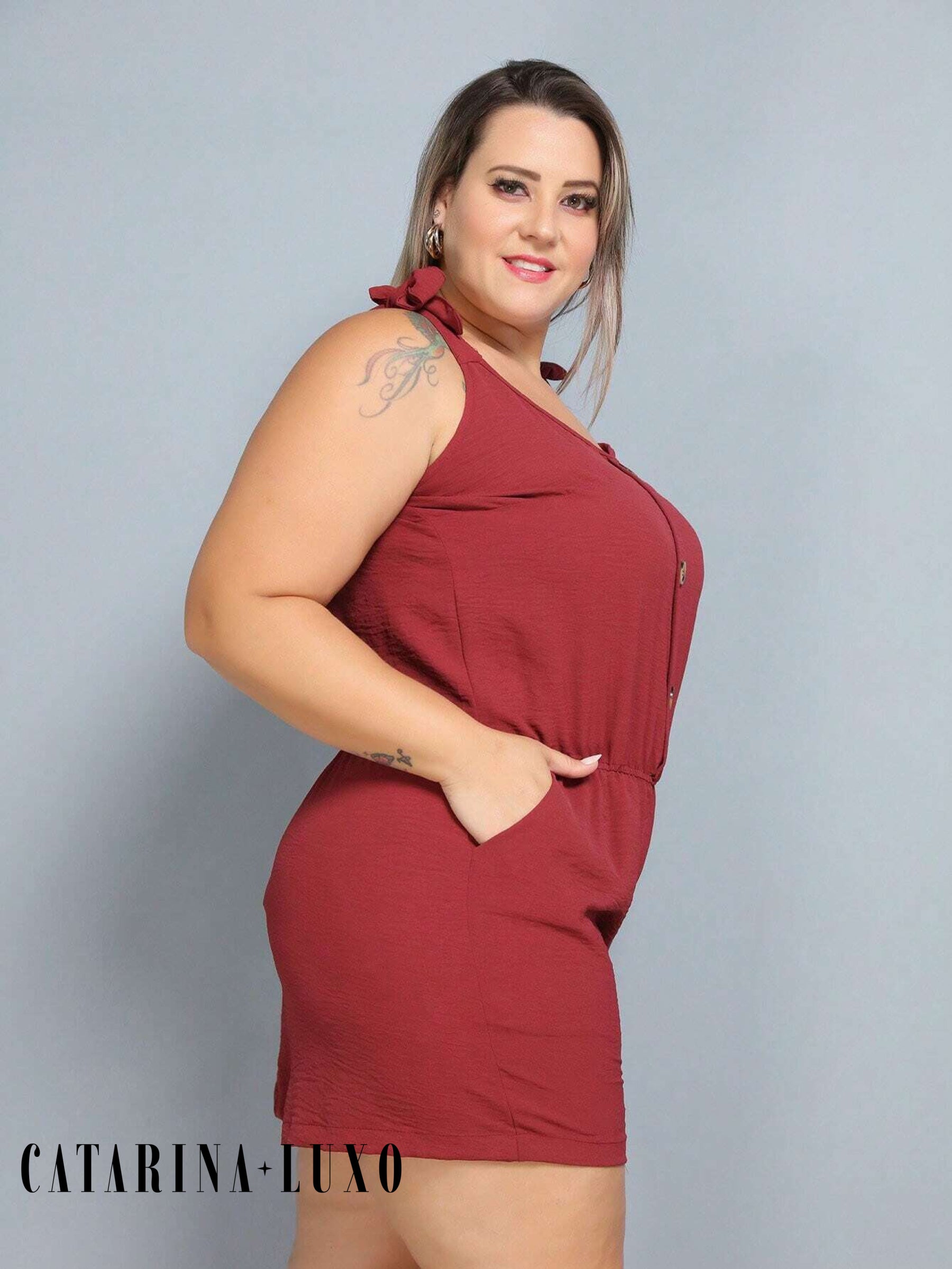 Macaquinho Sem Manga Detalhe Amarração Com Botões Plus Size Jéssica
