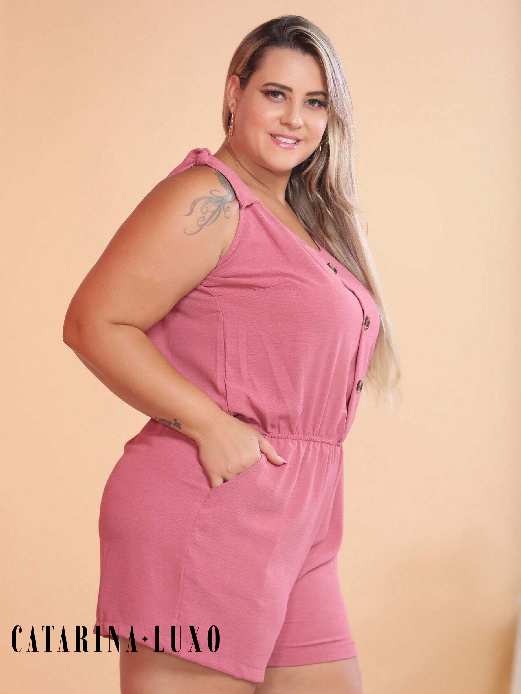 Macaquinho Sem Manga Detalhe Amarração Com Botões Plus Size Jéssica