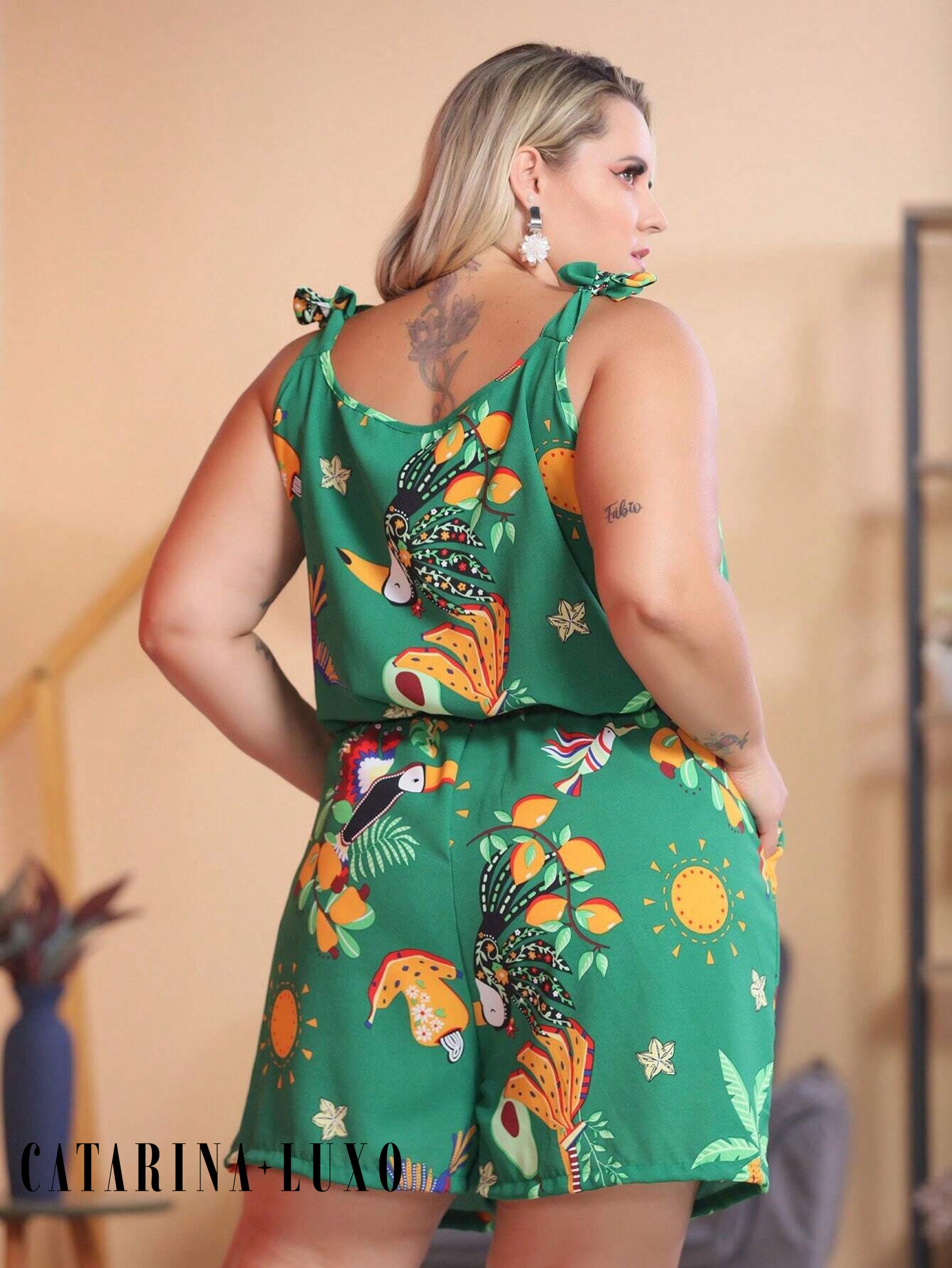 Macaquinho Sem Manga Detalhe Amarração Com Botões Plus Size Jéssica