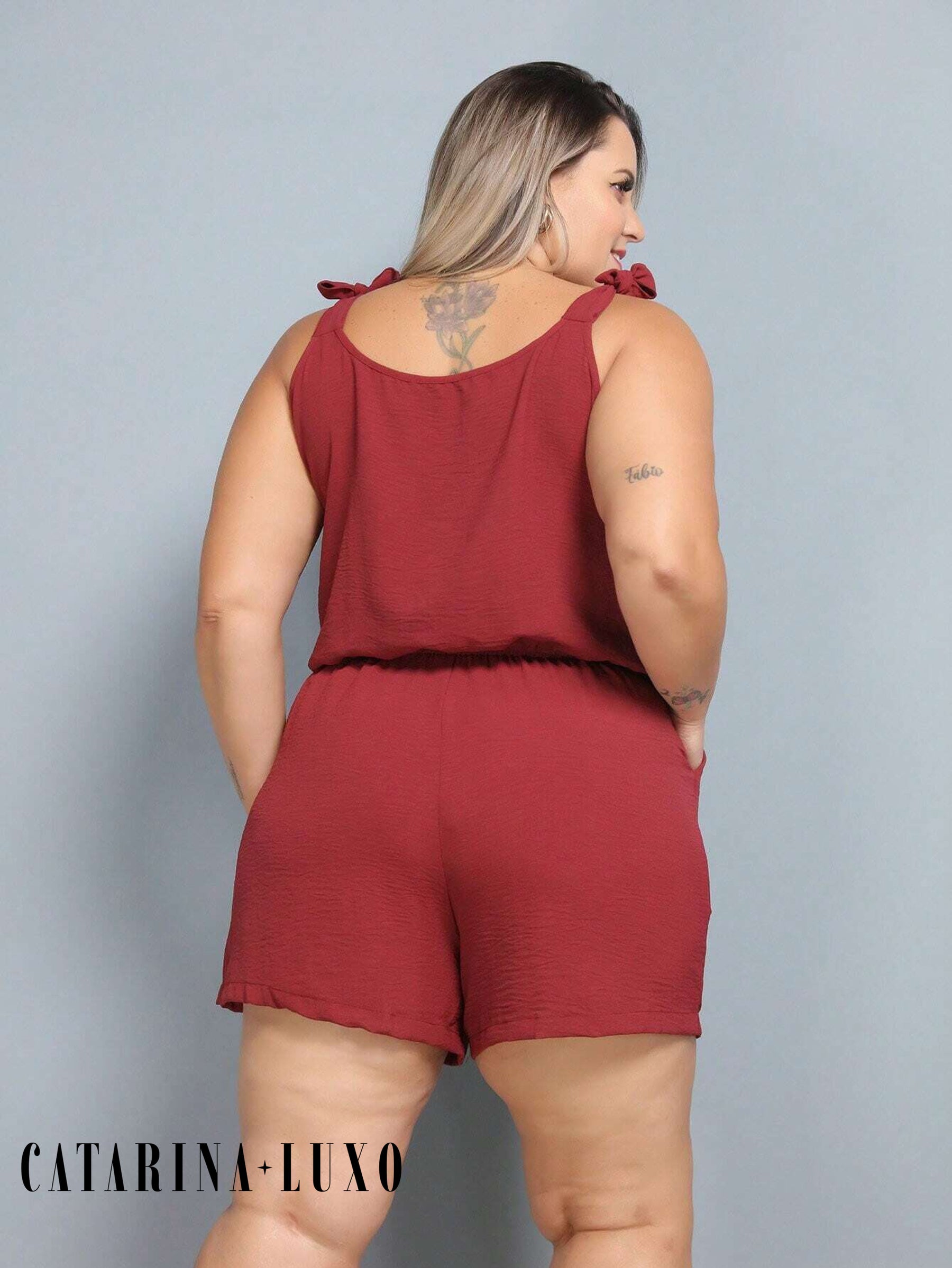 Macaquinho Sem Manga Detalhe Amarração Com Botões Plus Size Jéssica