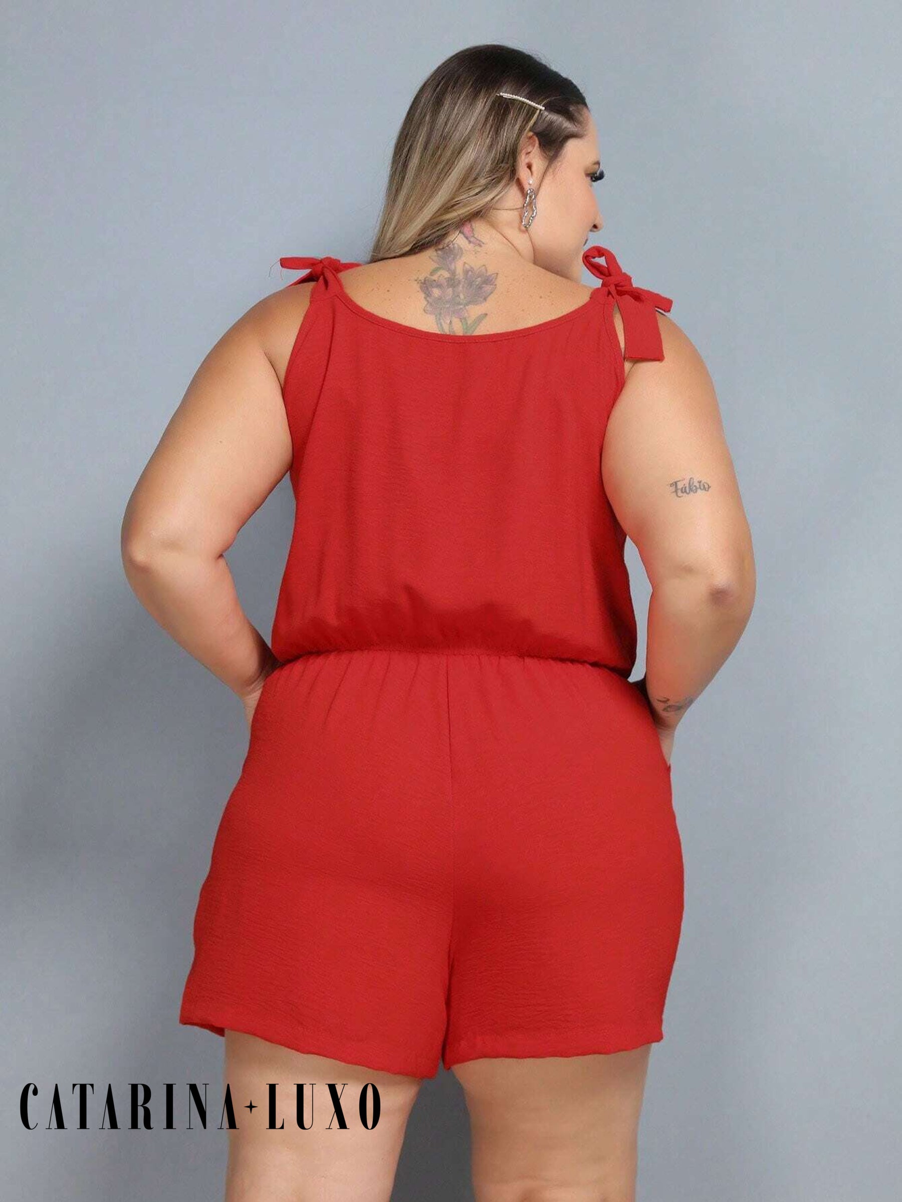 Macaquinho Sem Manga Detalhe Amarração Com Botões Plus Size Jéssica
