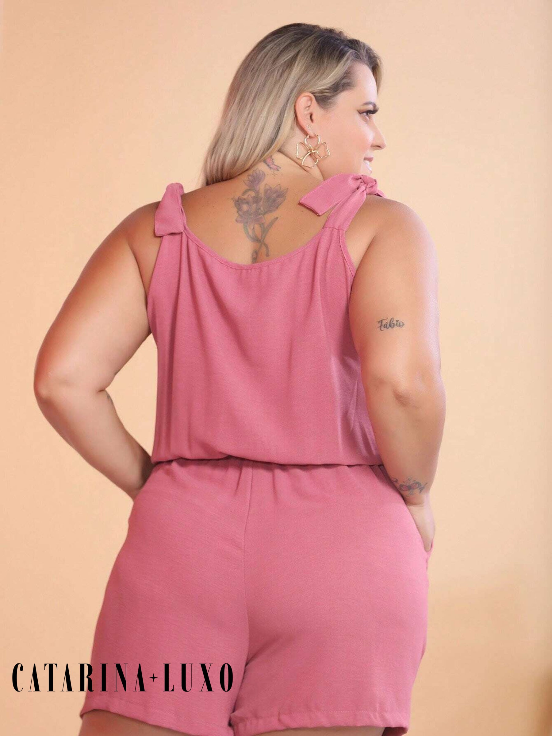 Macaquinho Sem Manga Detalhe Amarração Com Botões Plus Size Jéssica