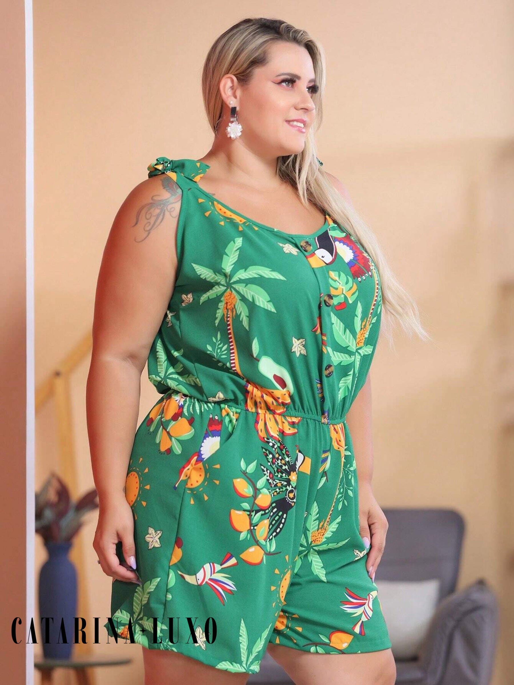 Macaquinho Sem Manga Detalhe Amarração Com Botões Plus Size Jéssica