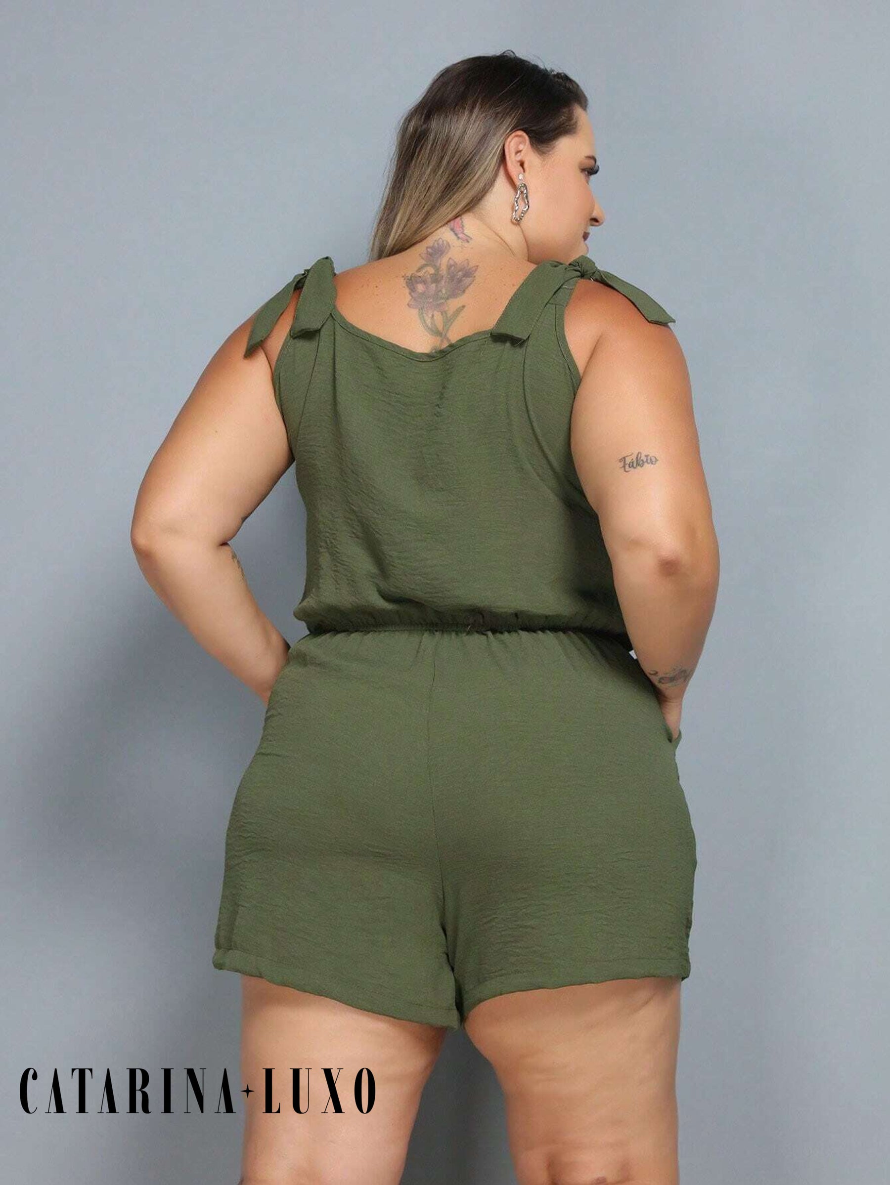 Macaquinho Sem Manga Detalhe Amarração Com Botões Plus Size Jéssica