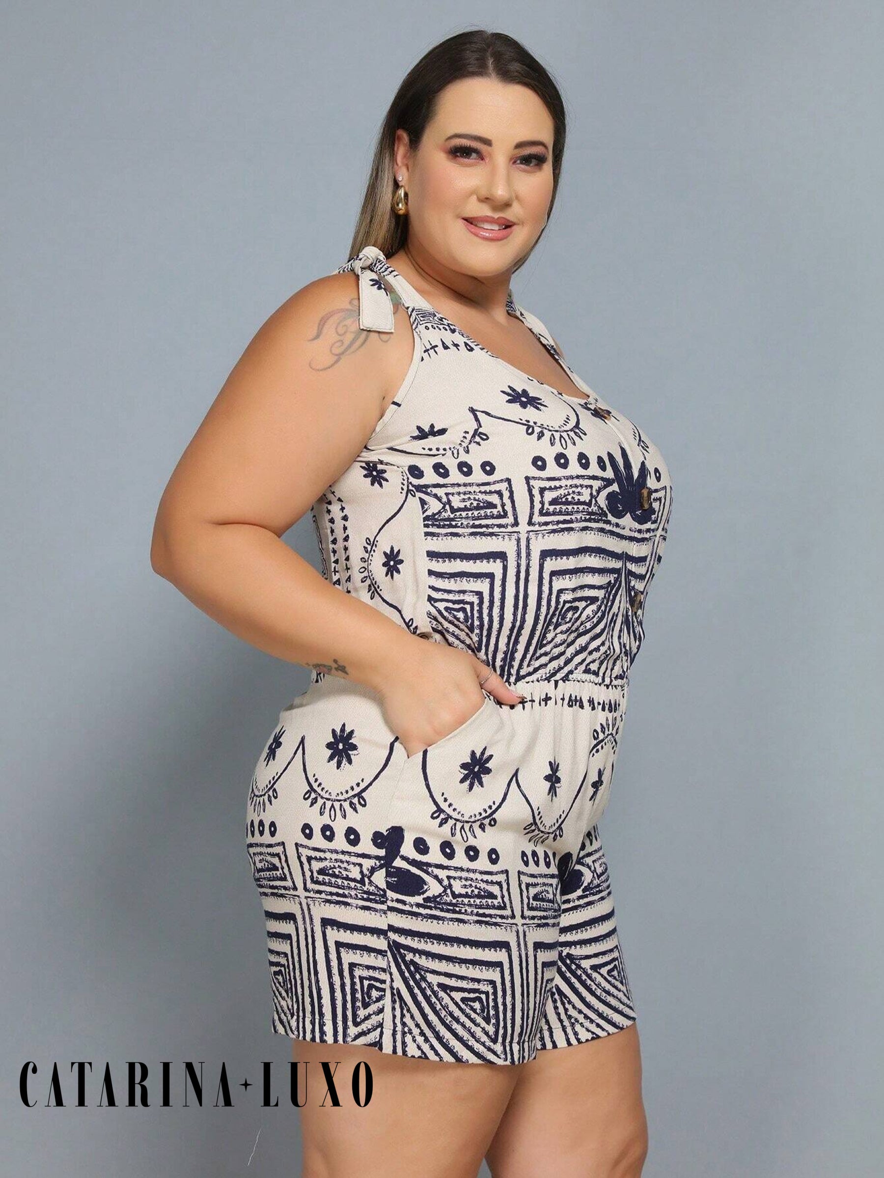 Macaquinho Sem Manga Detalhe Amarração Com Botões Plus Size Jéssica