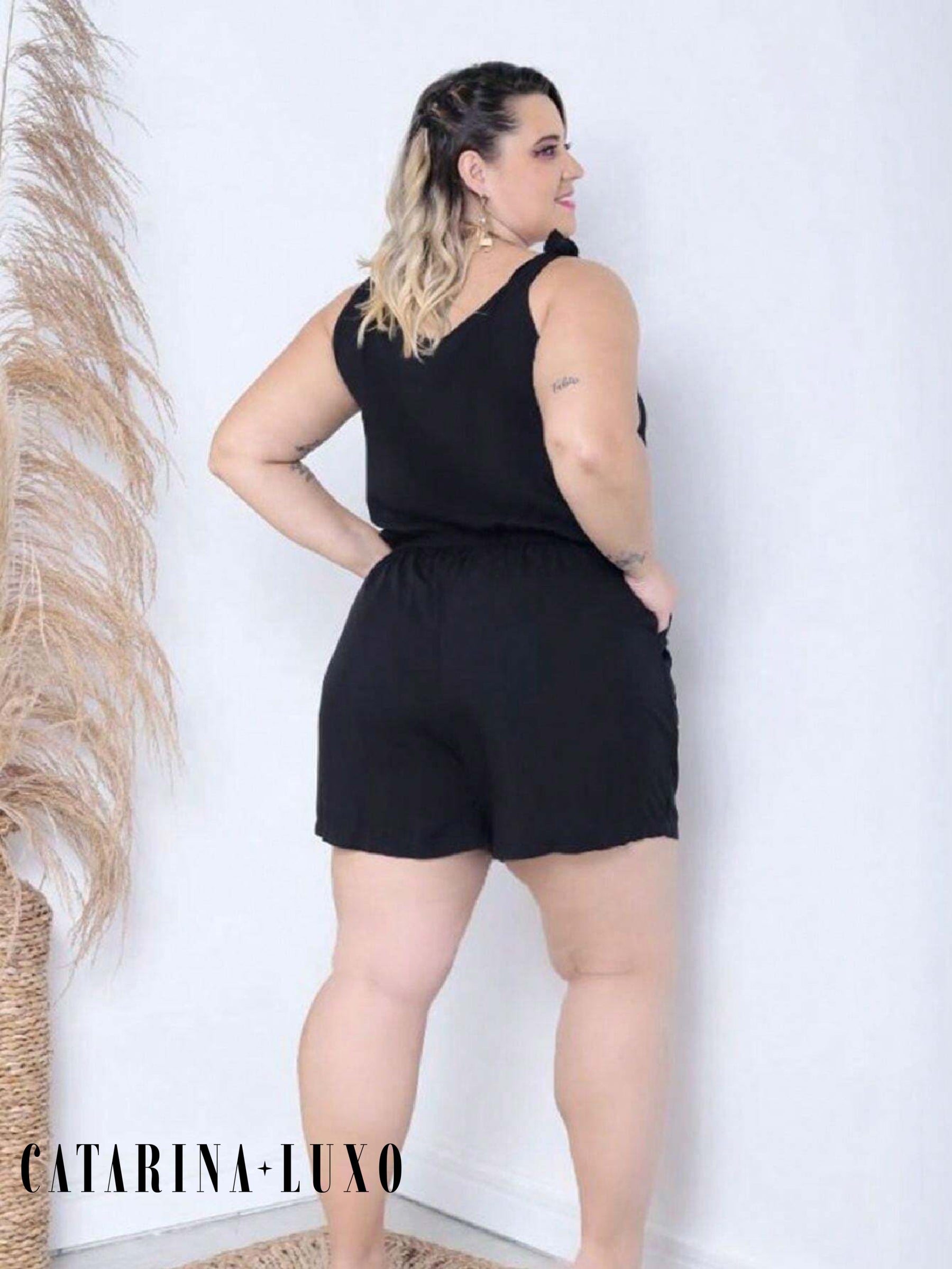 Macaquinho Sem Manga Detalhe Amarração Com Botões Plus Size Jéssica