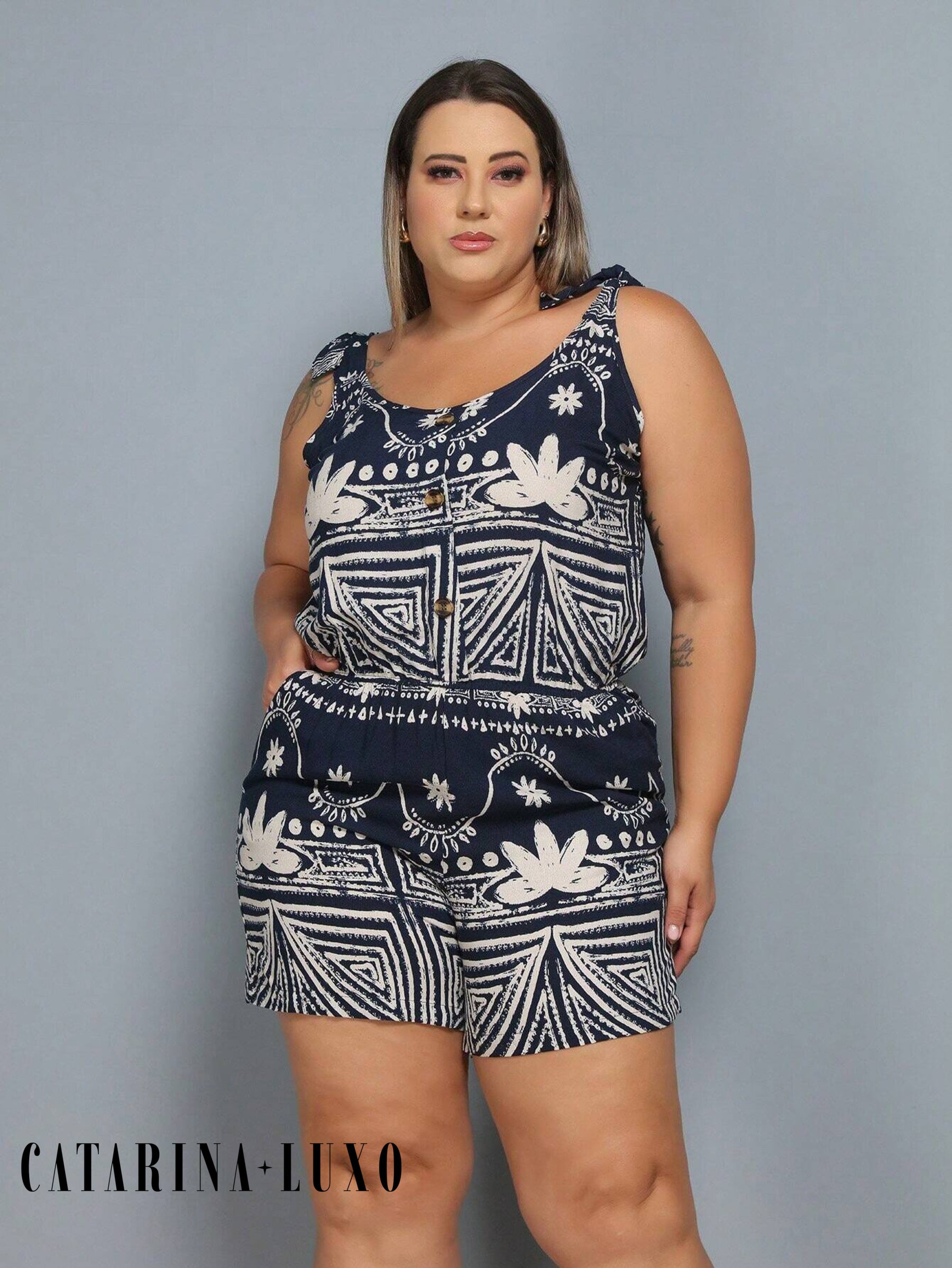 Macaquinho Sem Manga Detalhe Amarração Com Botões Plus Size Jéssica Azul Escuro Estampado / Gg