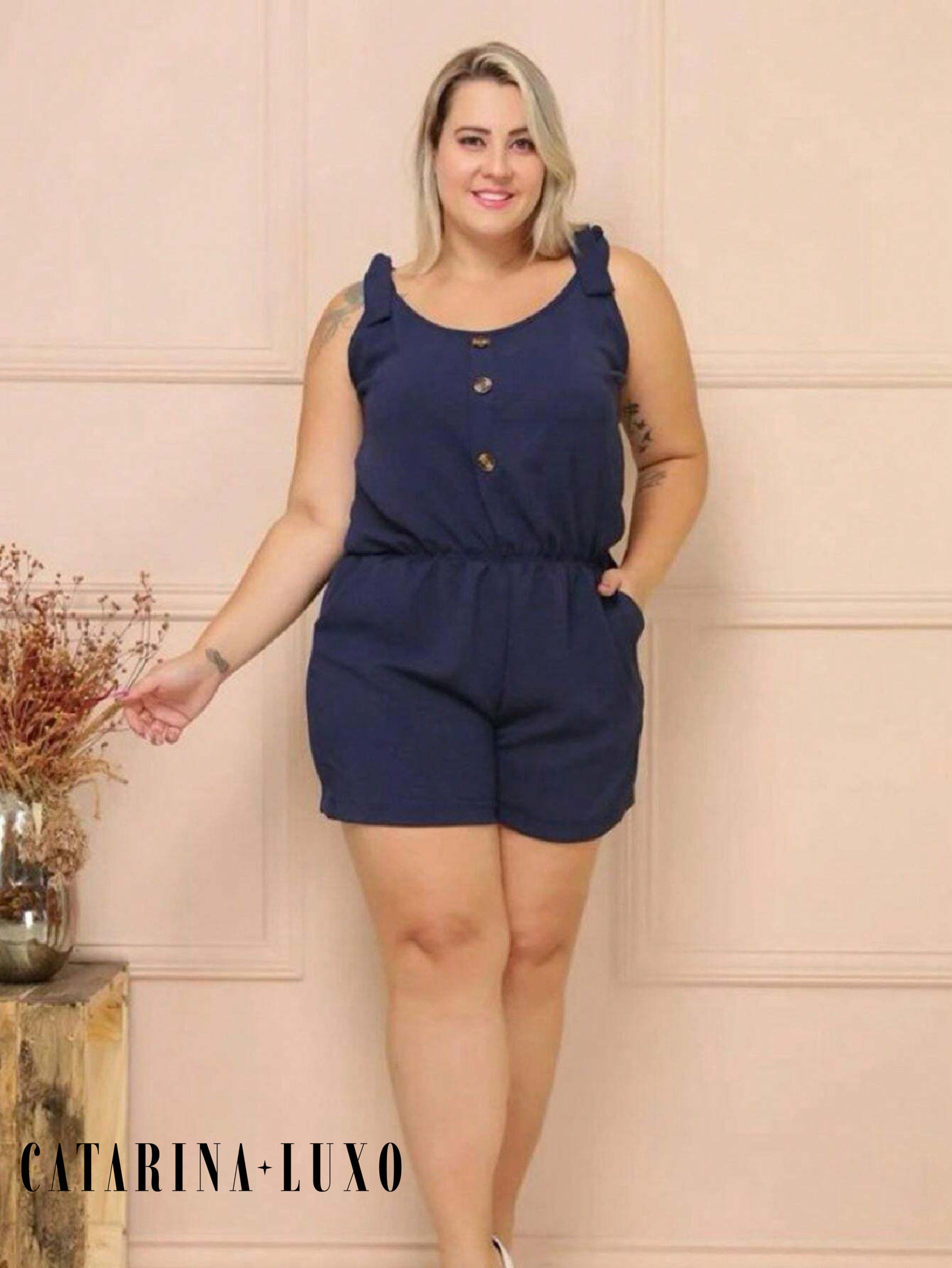 Macaquinho Sem Manga Detalhe Amarração Com Botões Plus Size Jéssica Azul / Gg