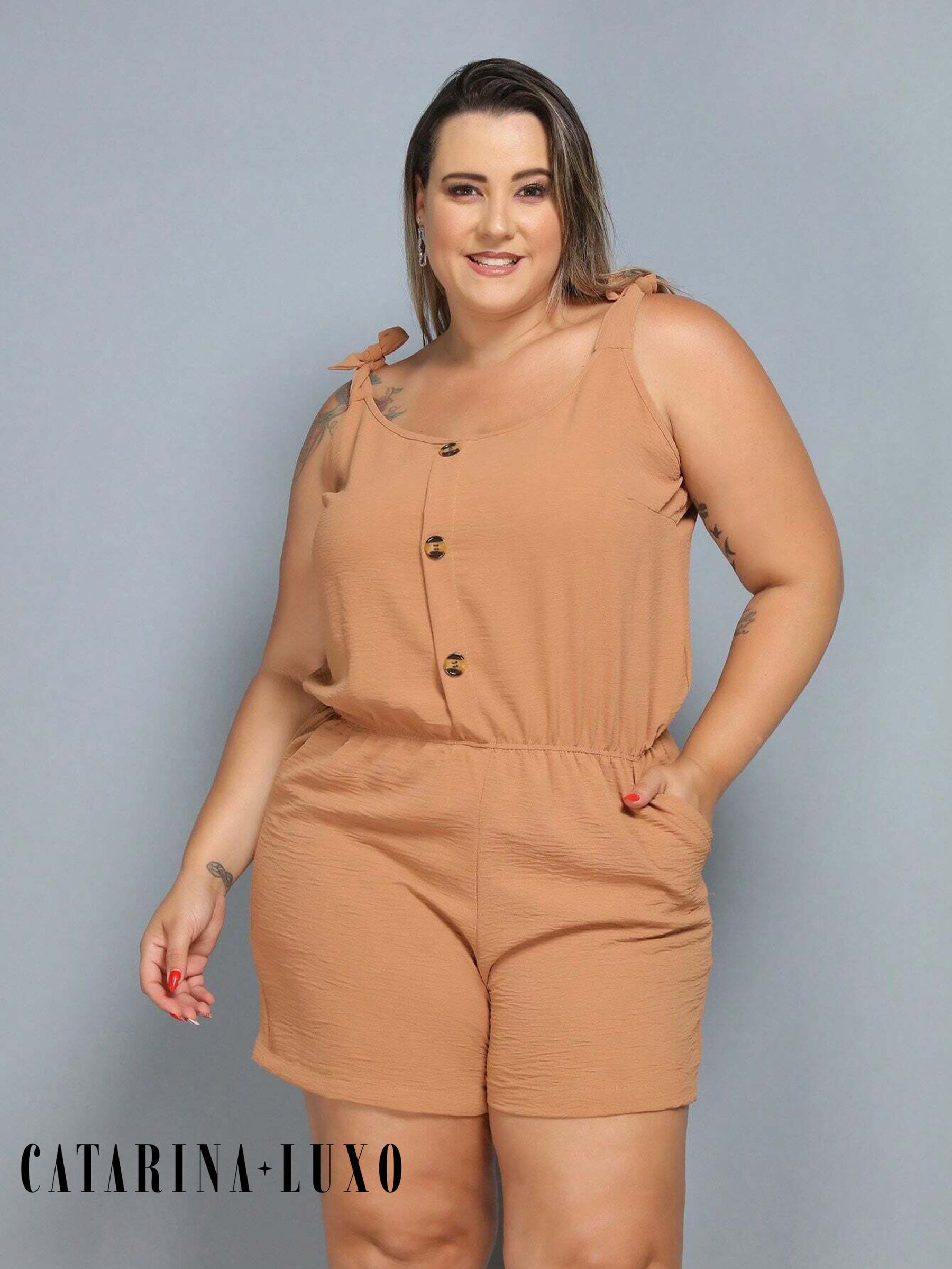 Macaquinho Sem Manga Detalhe Amarração Com Botões Plus Size Jéssica Caramelo / Gg