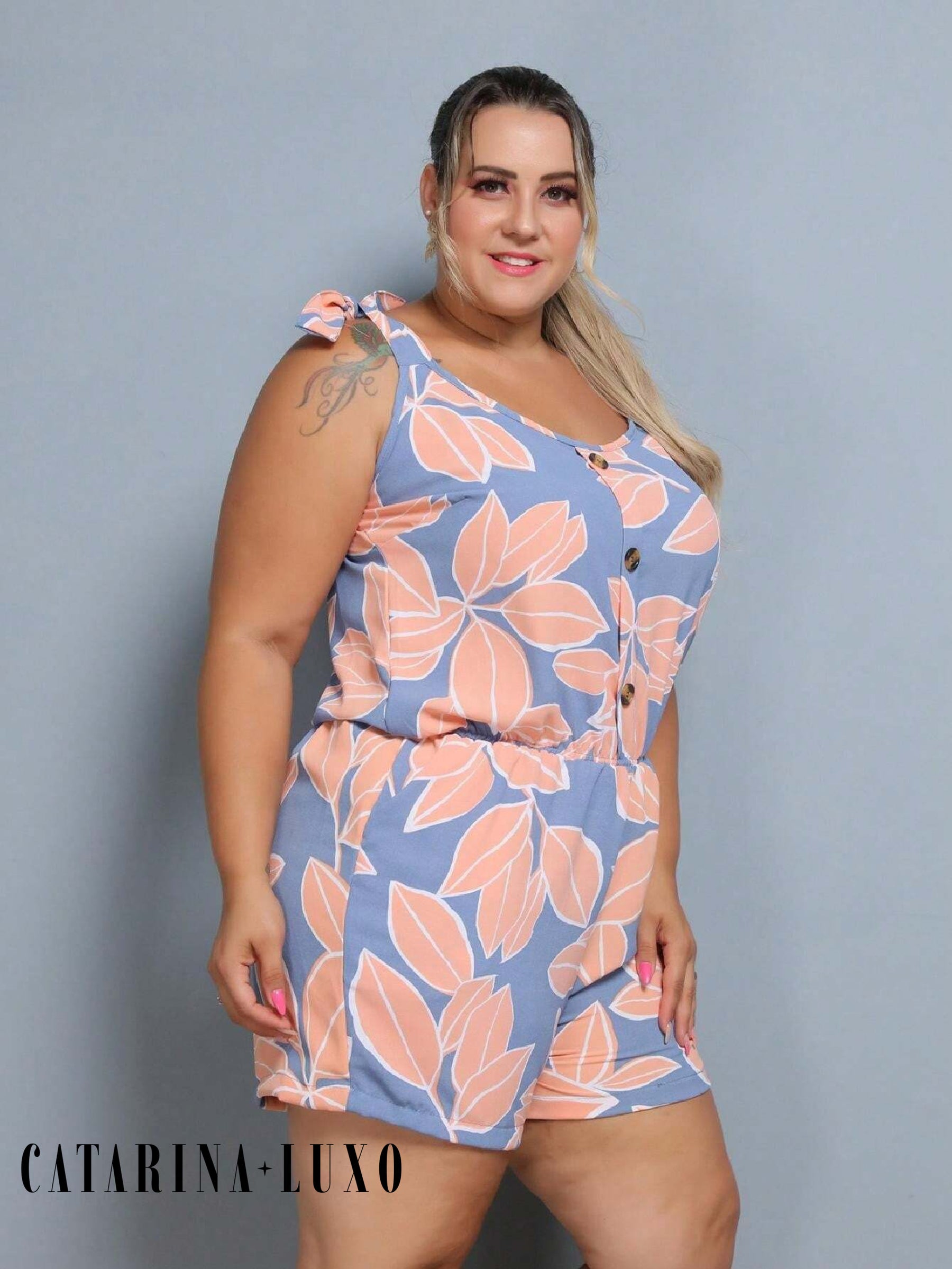 Macaquinho Sem Manga Detalhe Amarração Com Botões Plus Size Jéssica Coral / Gg