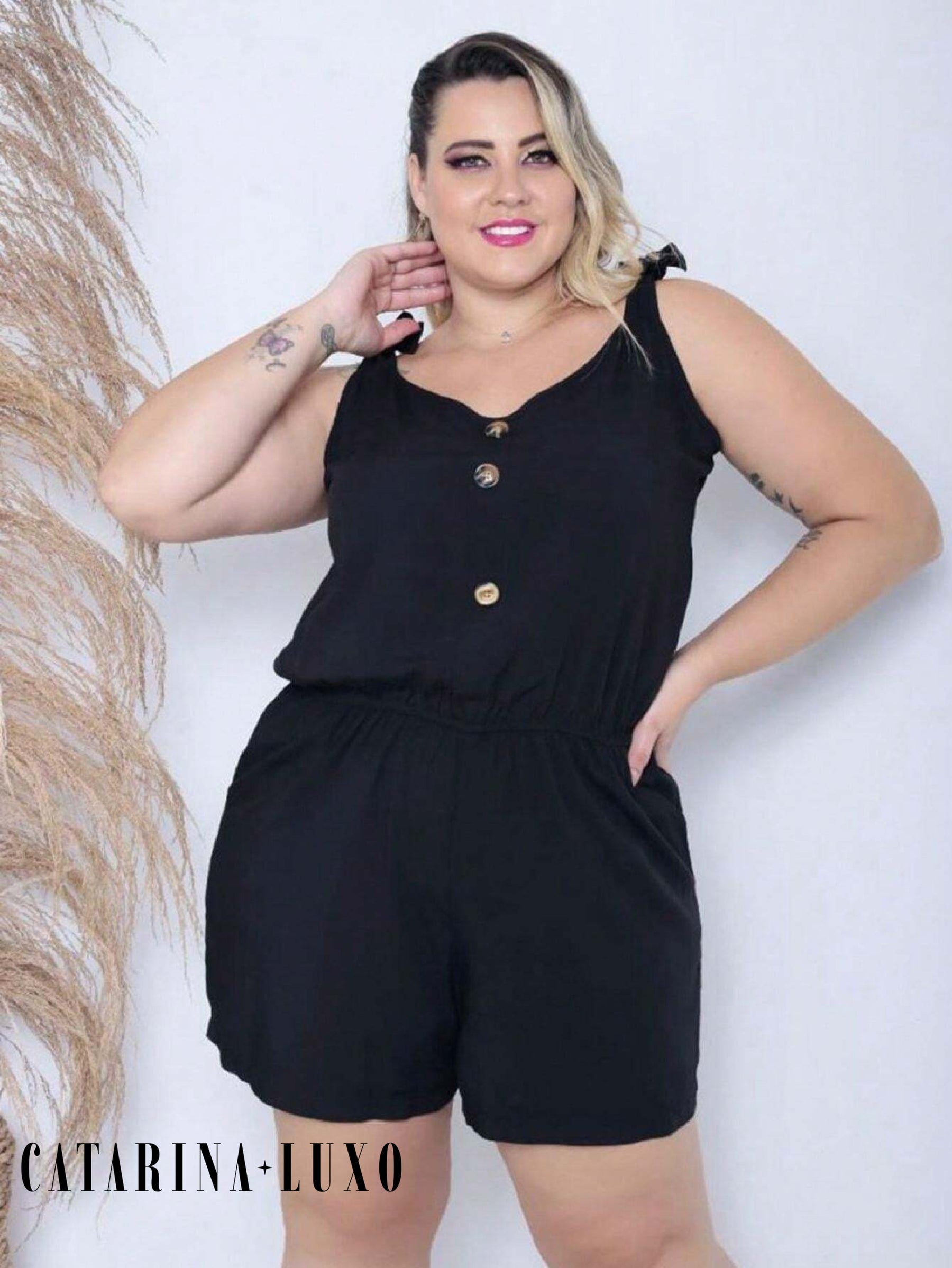 Macaquinho Sem Manga Detalhe Amarração Com Botões Plus Size Jéssica Preto / Gg