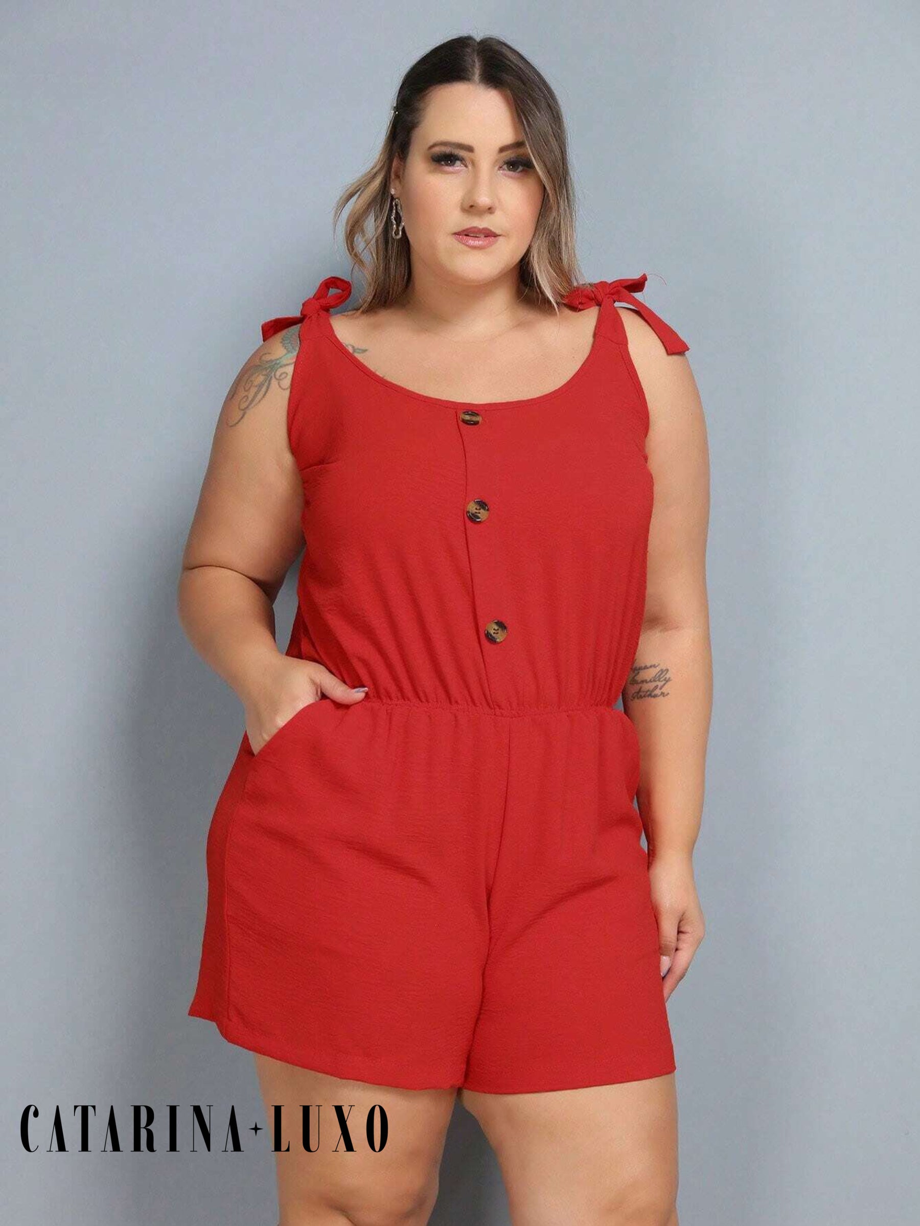 Macaquinho Sem Manga Detalhe Amarração Com Botões Plus Size Jéssica Vermelho / Gg