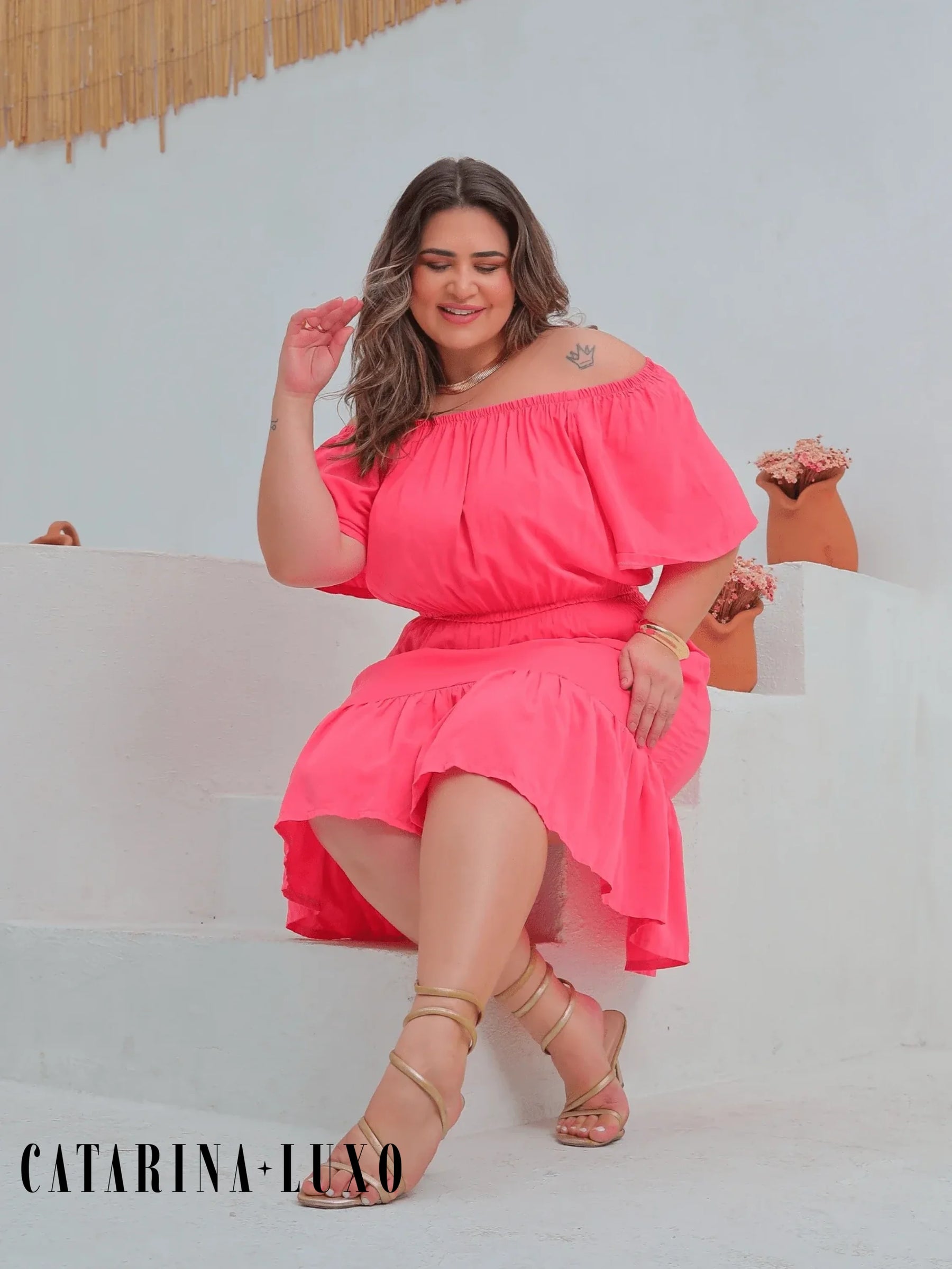 Vestido Curto Acinturado Manga Ombro Á Plus Size Paula