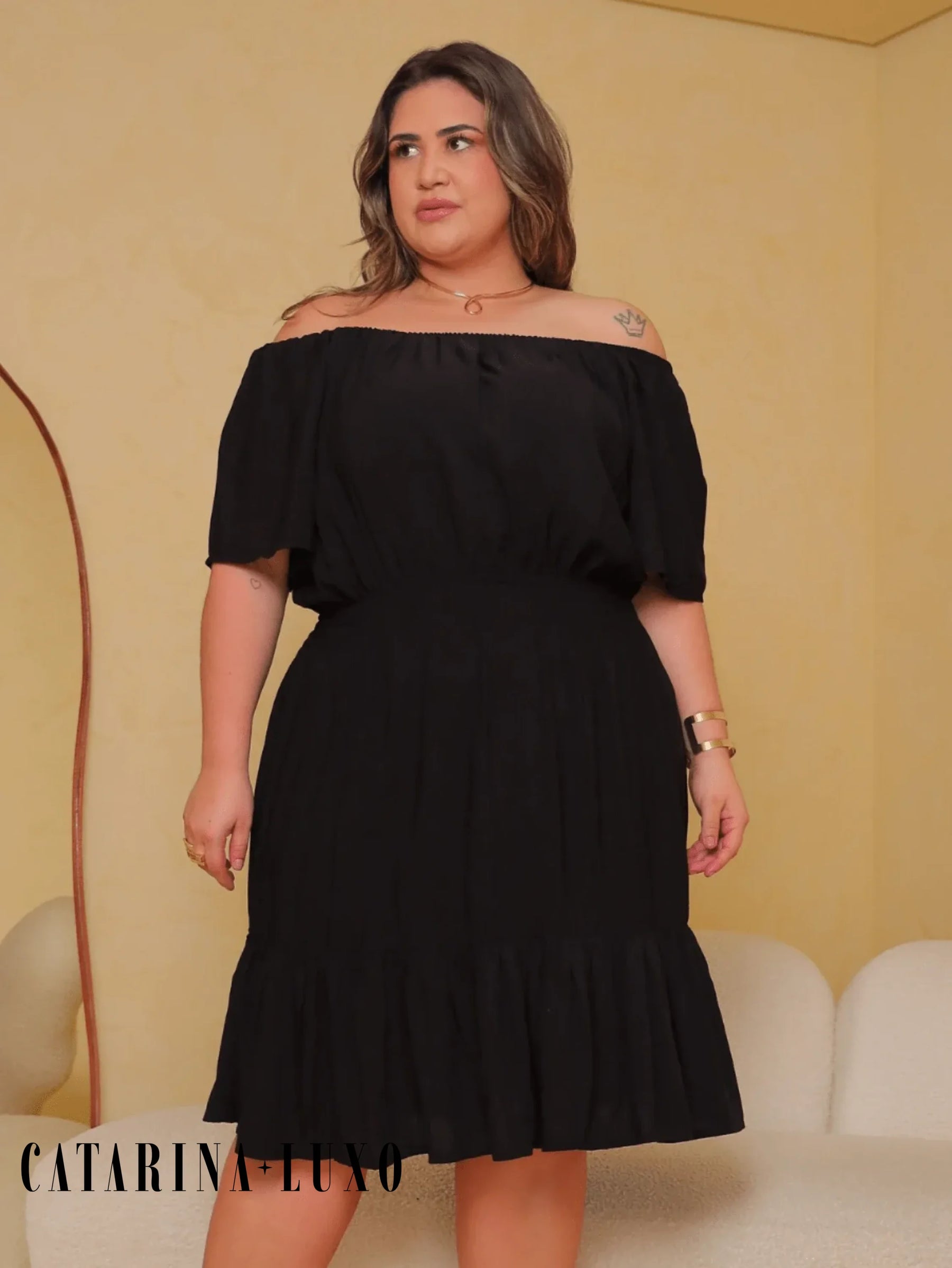 Vestido Curto Acinturado Manga Ombro Á Plus Size Paula