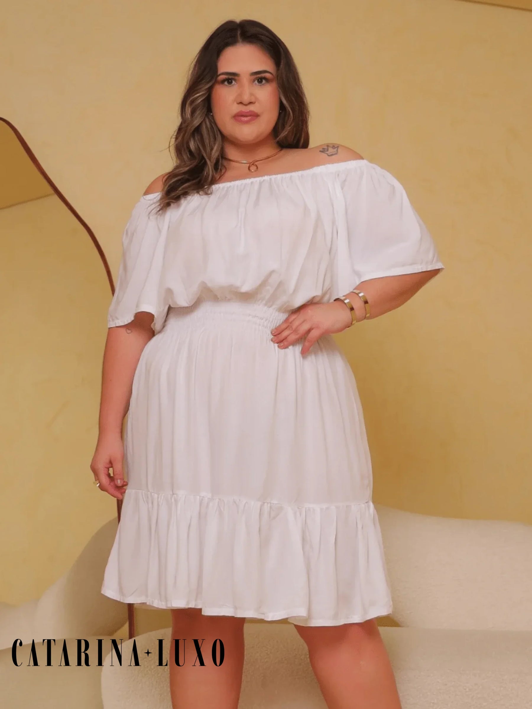 Vestido Curto Acinturado Manga Ombro Á Plus Size Paula