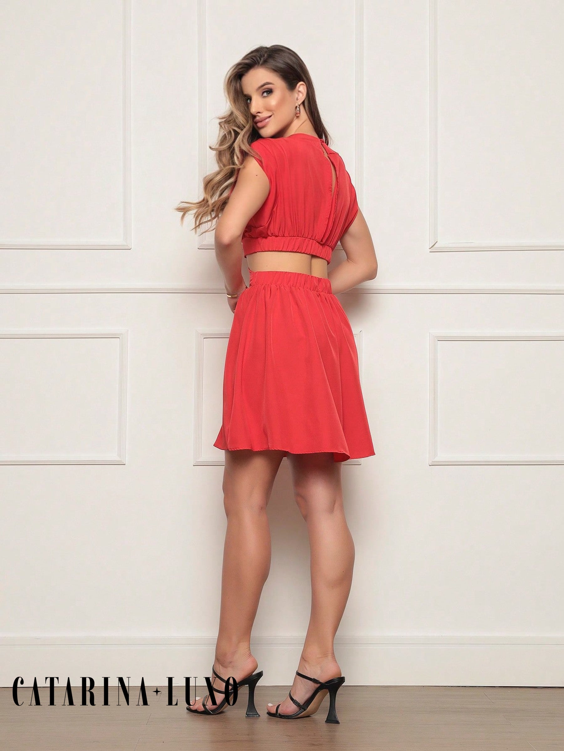 Vestido Curto Crepinho Com Fendas Lívia