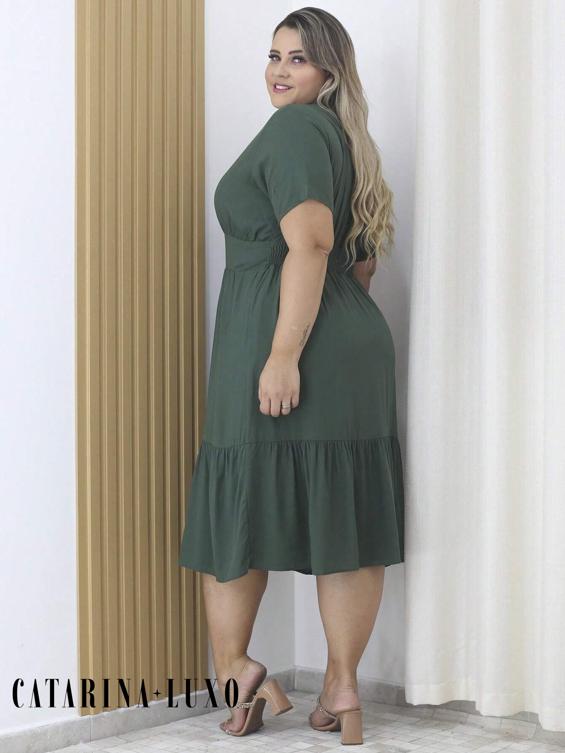 Vestido Midi Com Bainha E Botões Plus Size Samara
