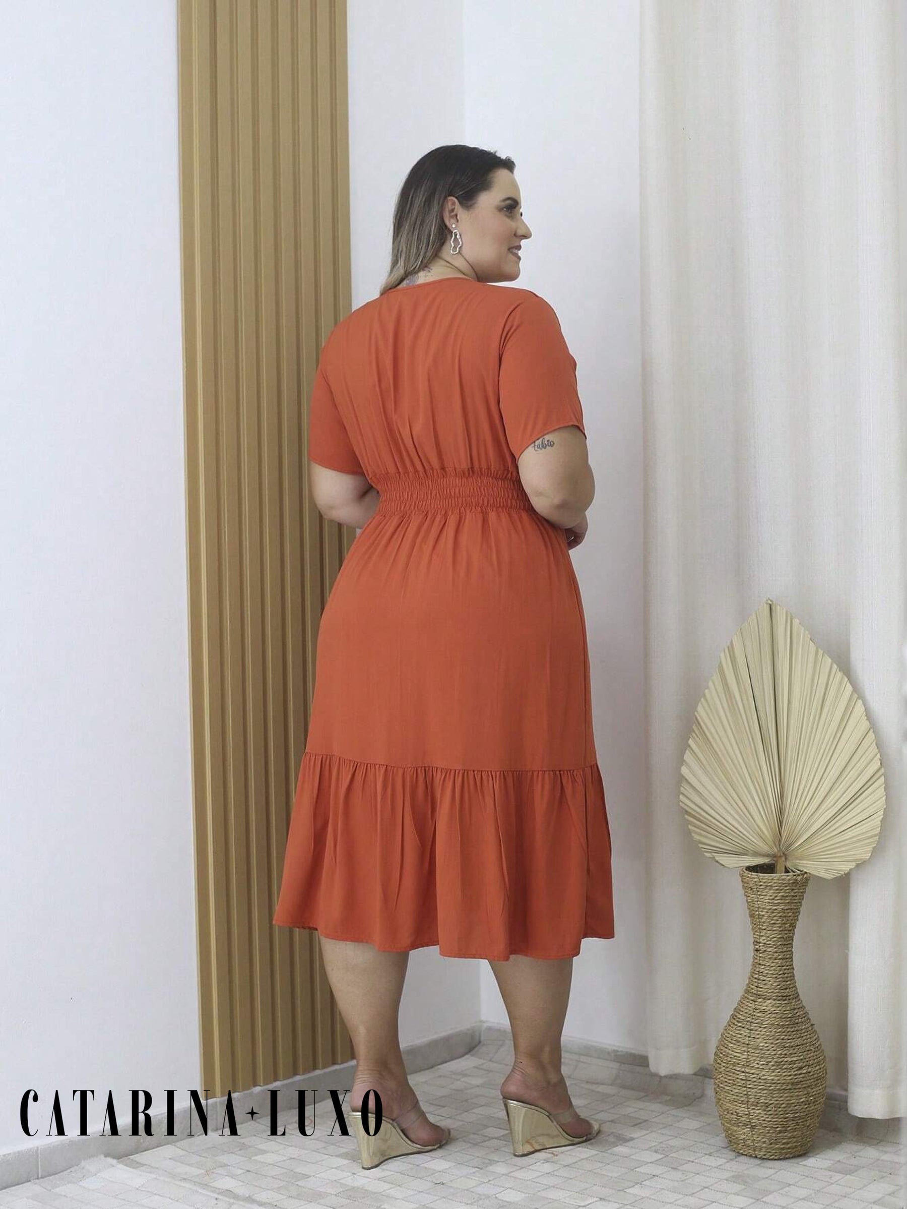 Vestido Midi Com Bainha E Botões Plus Size Samara