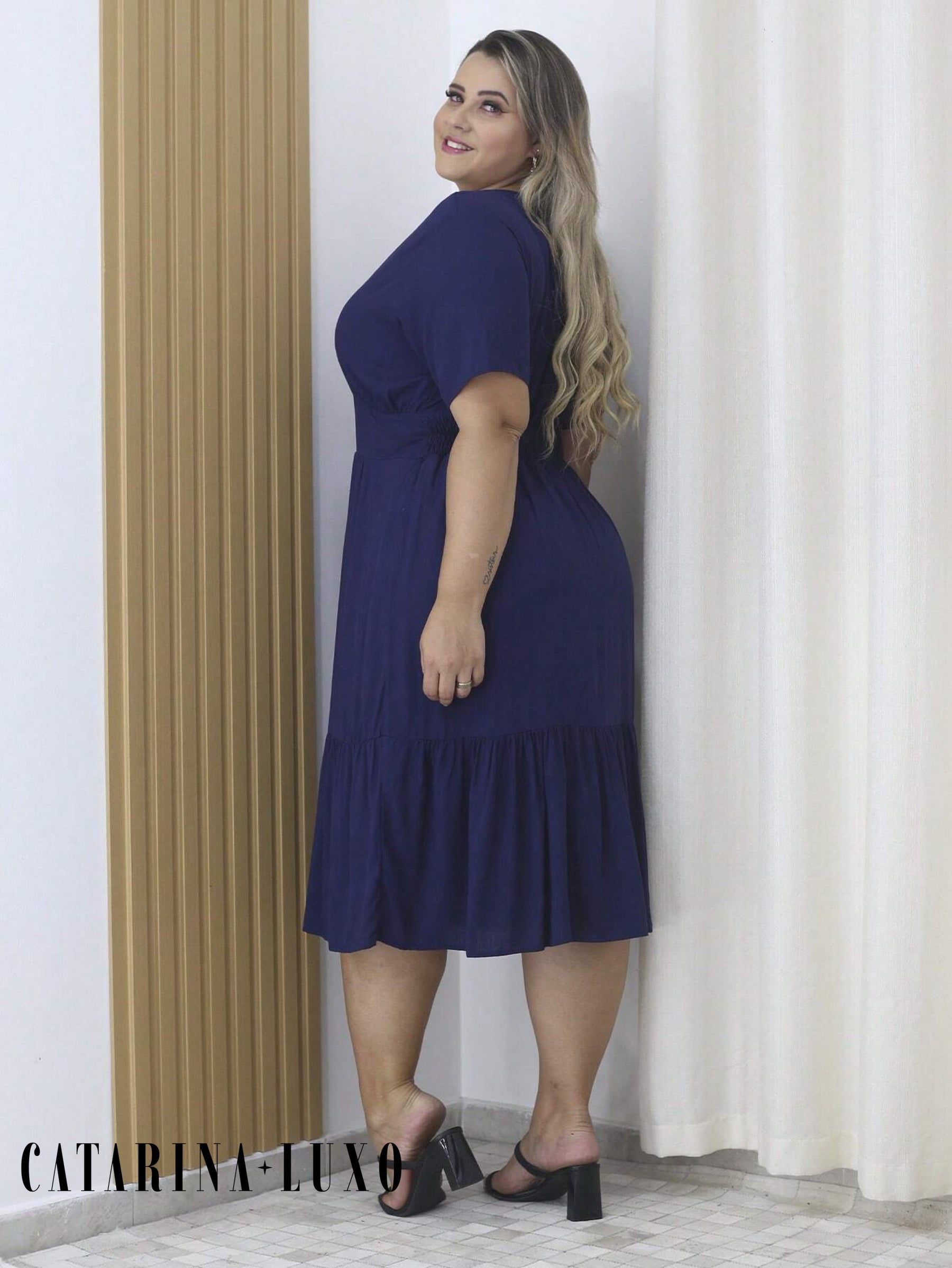 Vestido Midi Com Bainha E Botões Plus Size Samara