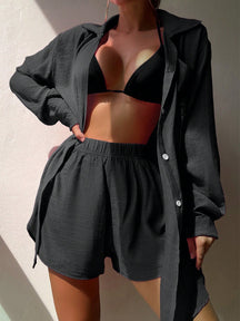SHEIN Swim Conjunto de camisa de botão frontal com gola dobrável e shorts de cor sólida para cobrir a praia no verão
