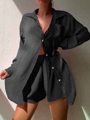 SHEIN Swim Conjunto de camisa de botão frontal com gola dobrável e shorts de cor sólida para cobrir a praia no verão