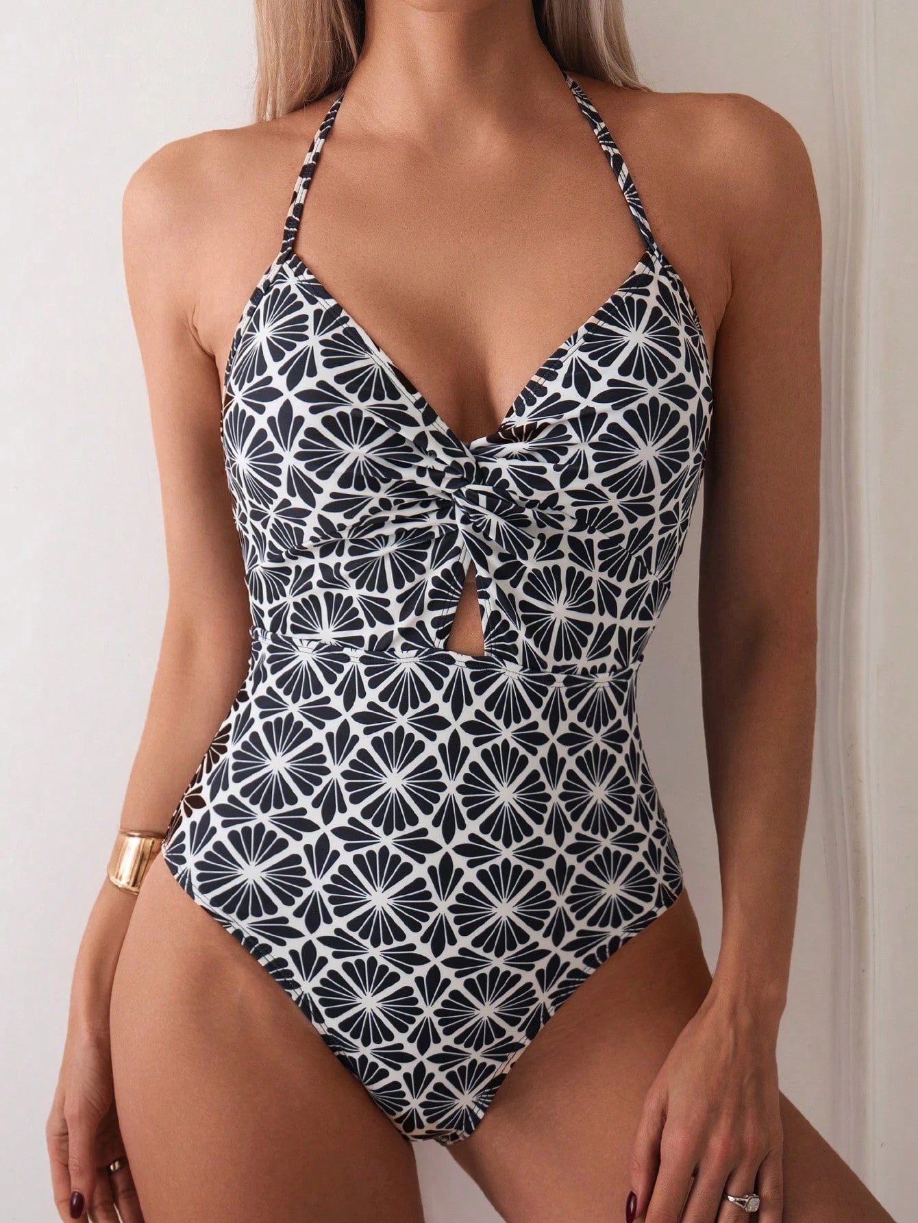 SHEIN Swim Maiô feminino estampado com nó torcido e decote com vazados, estilo Halter, para férias