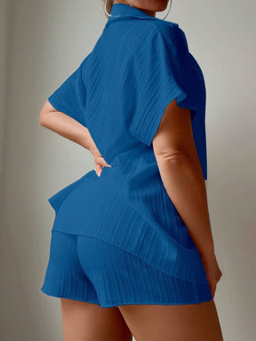 Swim Basics Kimono curto casual de verão com gola dobrável em uma cor lisa e shorts, perfeito para férias e lazer.