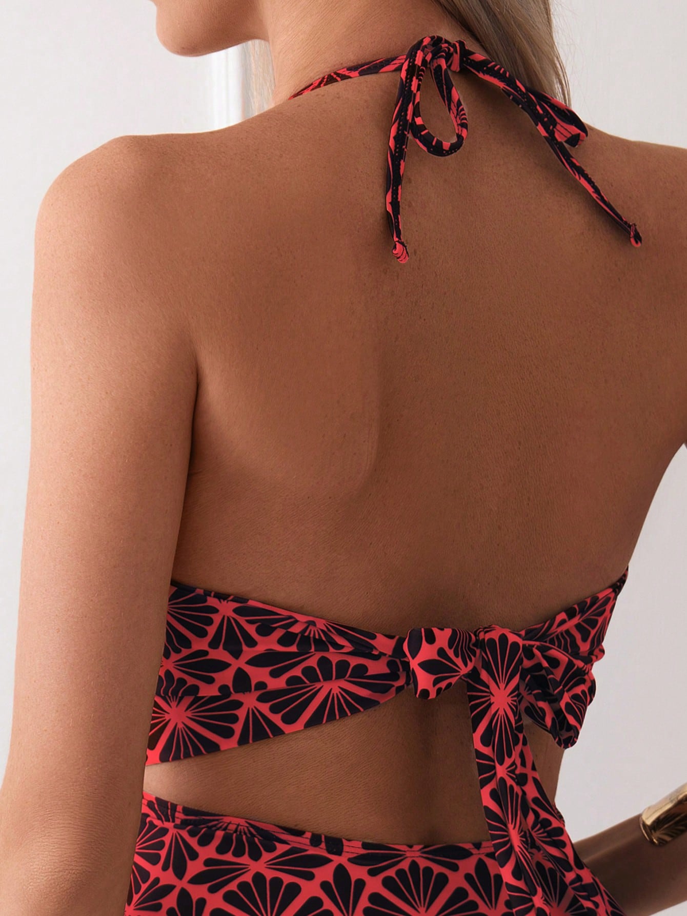 SHEIN Swim Maiô feminino estampado com nó torcido e decote com vazados, estilo Halter, para férias