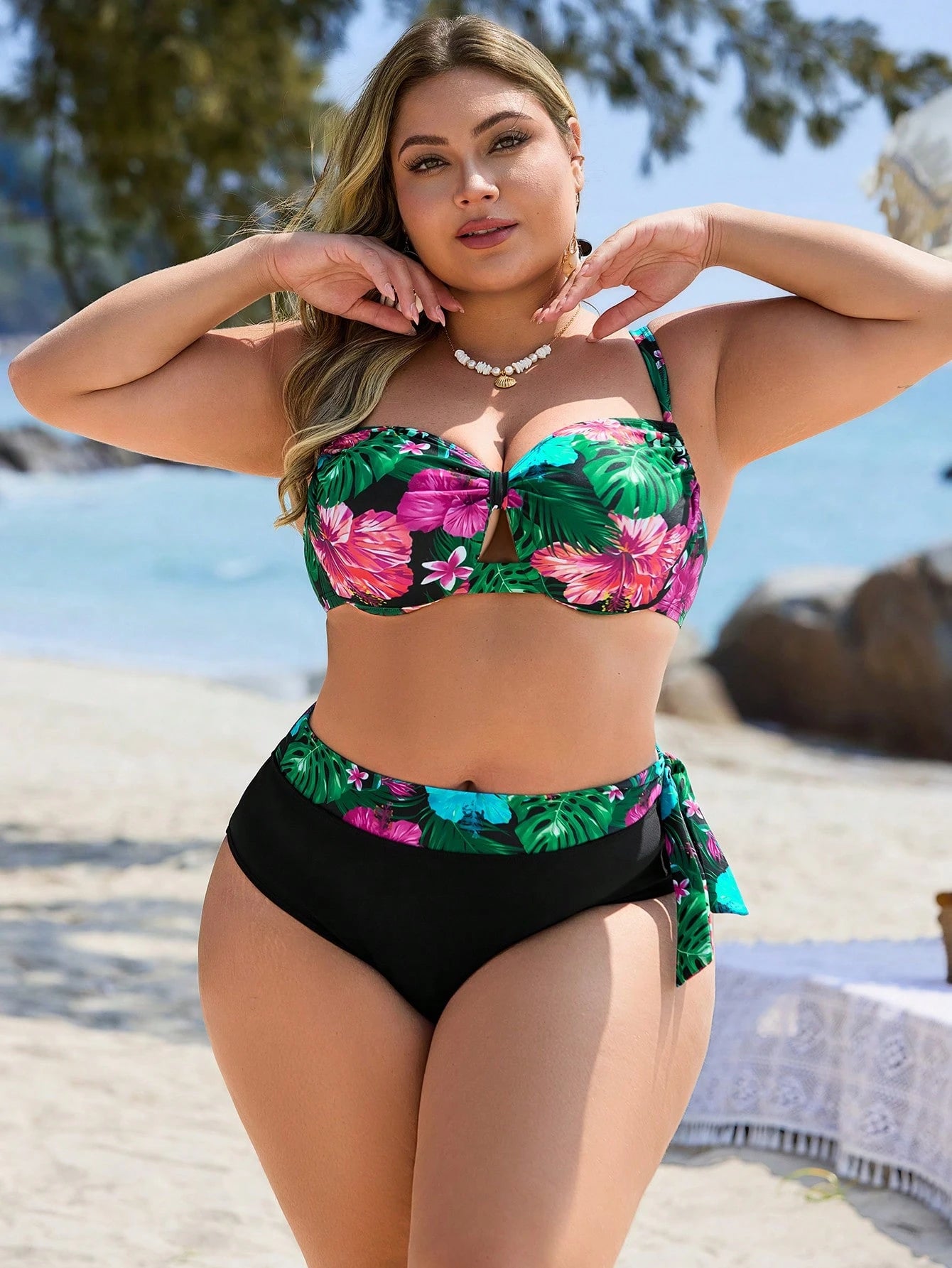 Swim Lushoire Conjunto com 2 Peças Estampa de Planta Tropical Aleatória para Mulheres Plus Size, Top Assimétrica com Babado e Maiô Bikini Triângulo de Cintura Alta, Traje de Banho Simples para Férias e Uso Diário
