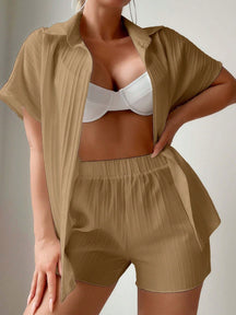 Swim Basics Kimono curto casual de verão com gola dobrável em uma cor lisa e shorts, perfeito para férias e lazer.