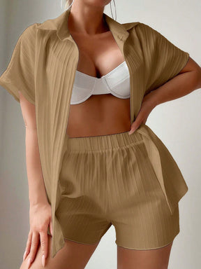 Swim Basics Kimono curto casual de verão com gola dobrável em uma cor lisa e shorts, perfeito para férias e lazer.